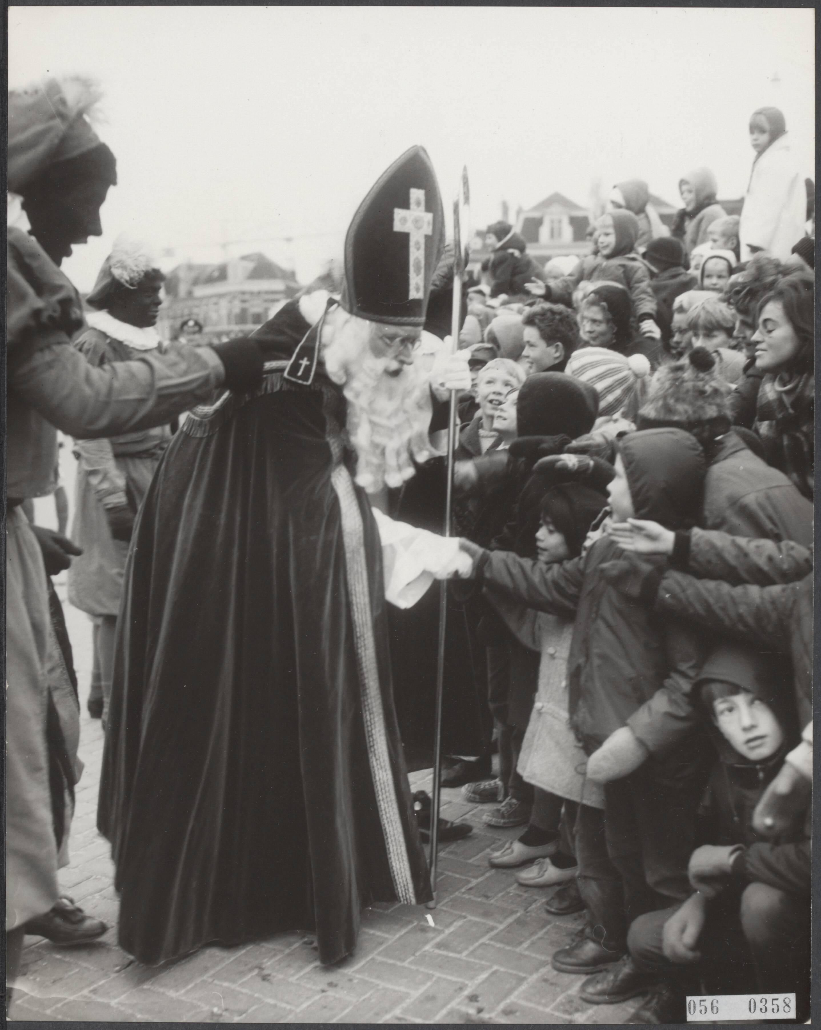 Fotocollectie Elsevier Binnenland — Intocht van Sint Nicolaas in Haarlem — Foto: Fotograaf Onbekend / Anefo. Licentie: Set B: Rechtenvrij / Publiek Domein. Bron: Nationaal Archief. http://hdl.handle.net/10648/ae08b0ae-d0b4-102d-bcf8-003048976d84