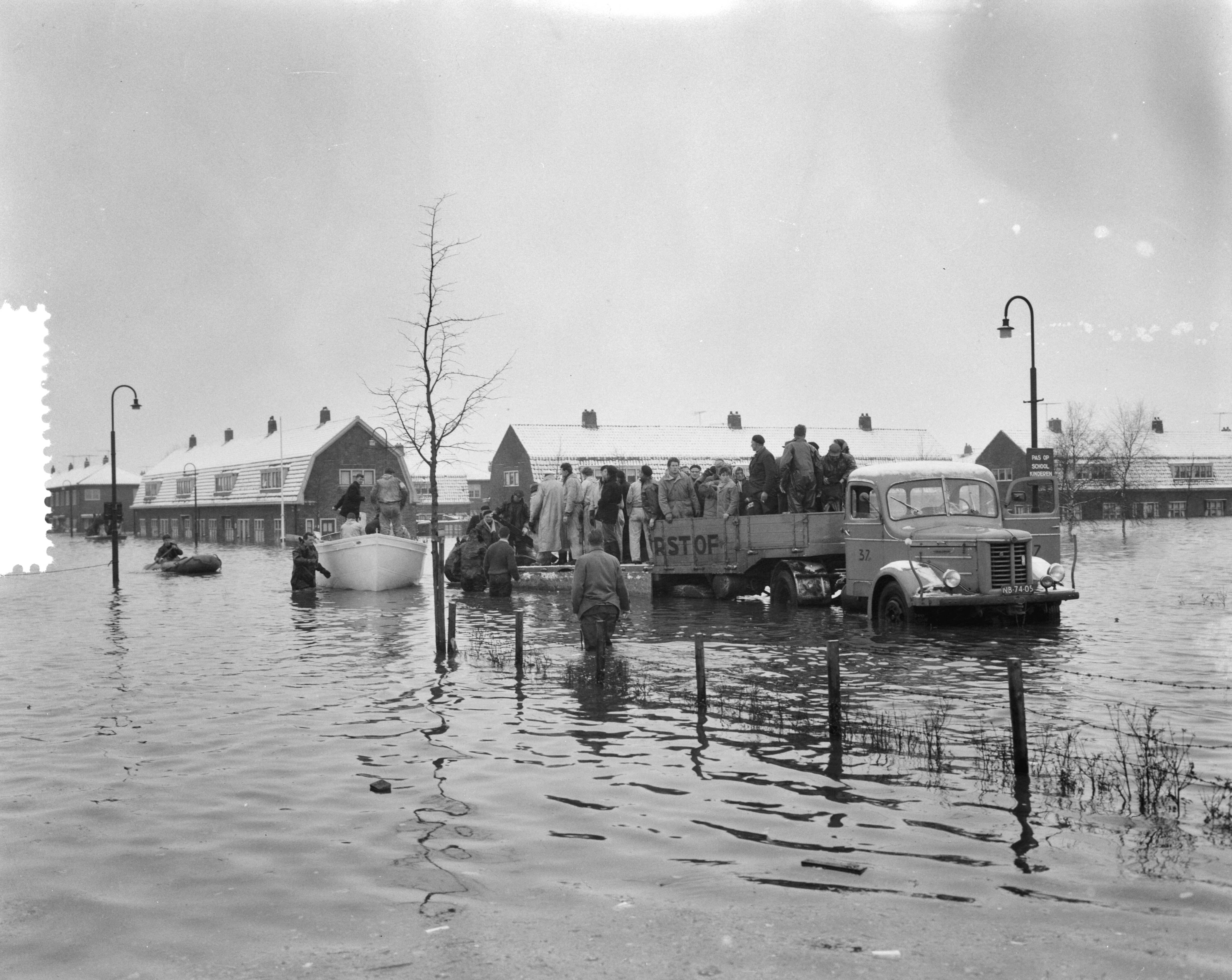 Ramp Tuindorp Oostzaan — Foto: Rossem, Wim van / Anefo. — Licentie: Set B: Rechtenvrij / Publiek Domein. Bron: Nationaal Archief. http://hdl.handle.net/10648/a9a5a86e-d0b4-102d-bcf8-003048976d84