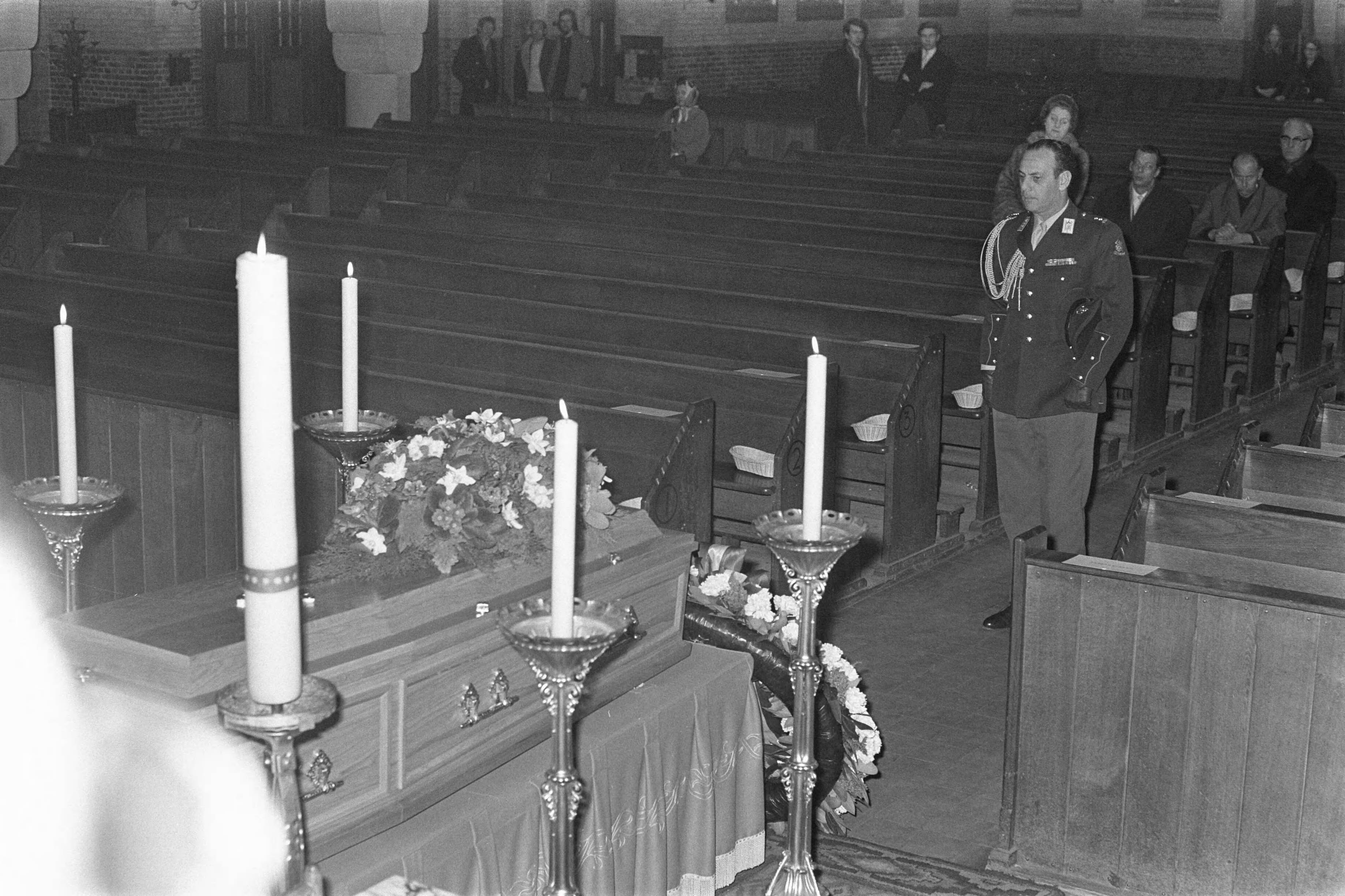Fotocollectie Anefo — Luitenant Kolonel L. van de Drift legt namens HM en Prins Bernhard een krans bij baar van oud-premier mr. Cals in Paschaliskerk, Den Haag — Foto: Verhoeff, Bert / Anefo. Licentie: Set B: Rechtenvrij / Publiek Domein. Bron: Nationaal Archief. http://hdl.handle.net/10648/abdcb32a-d0b4-102d-bcf8-003048976d84