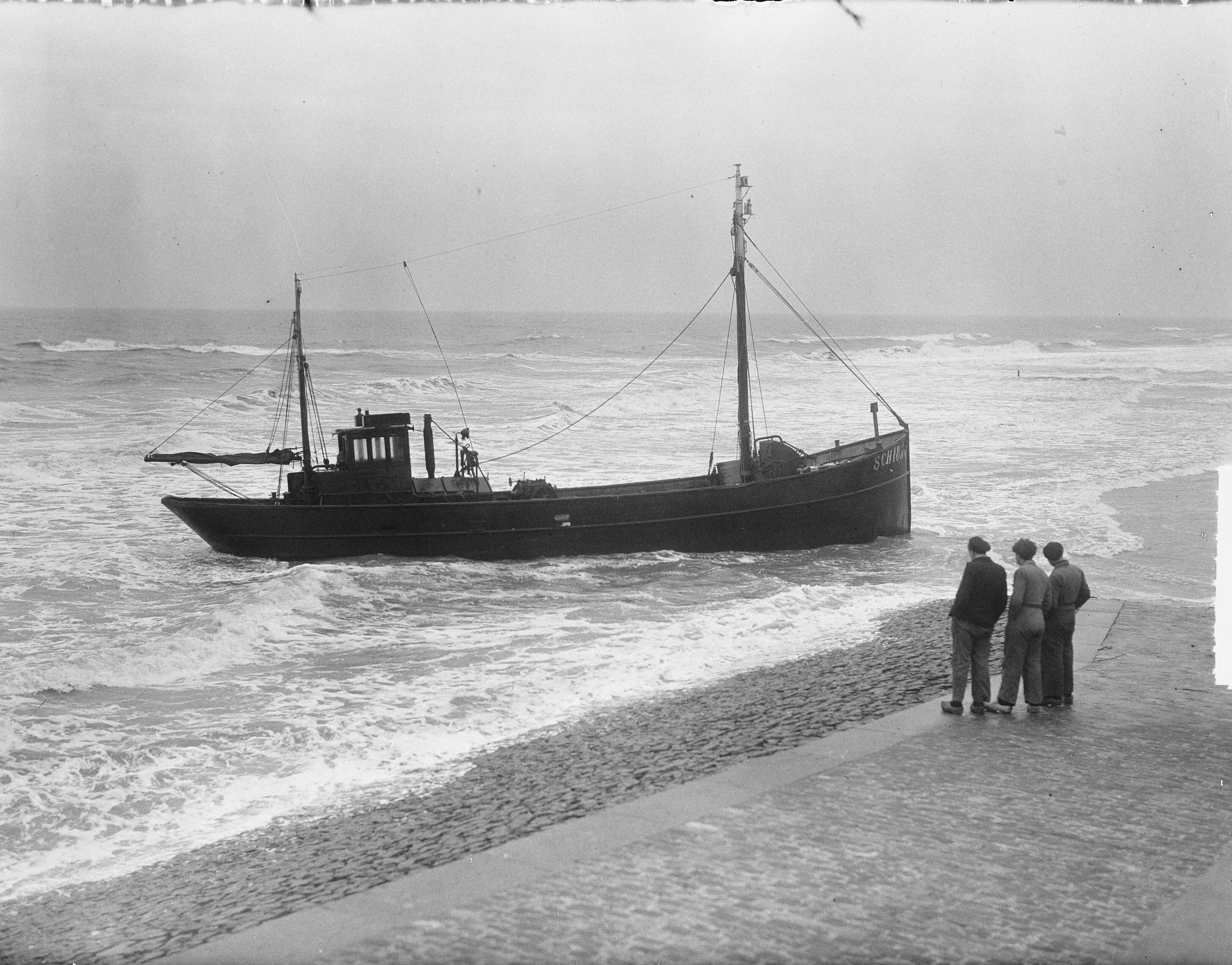 Fotocollectie Anefo — Gestrande kotter de Sch 183 op het strand van Scheveningen — Foto: Duinen, H. van / Anefo. Licentie: Set B: Rechtenvrij / Publiek Domein. Bron: Nationaal Archief. http://hdl.handle.net/10648/a8e751b6-d0b4-102d-bcf8-003048976d84