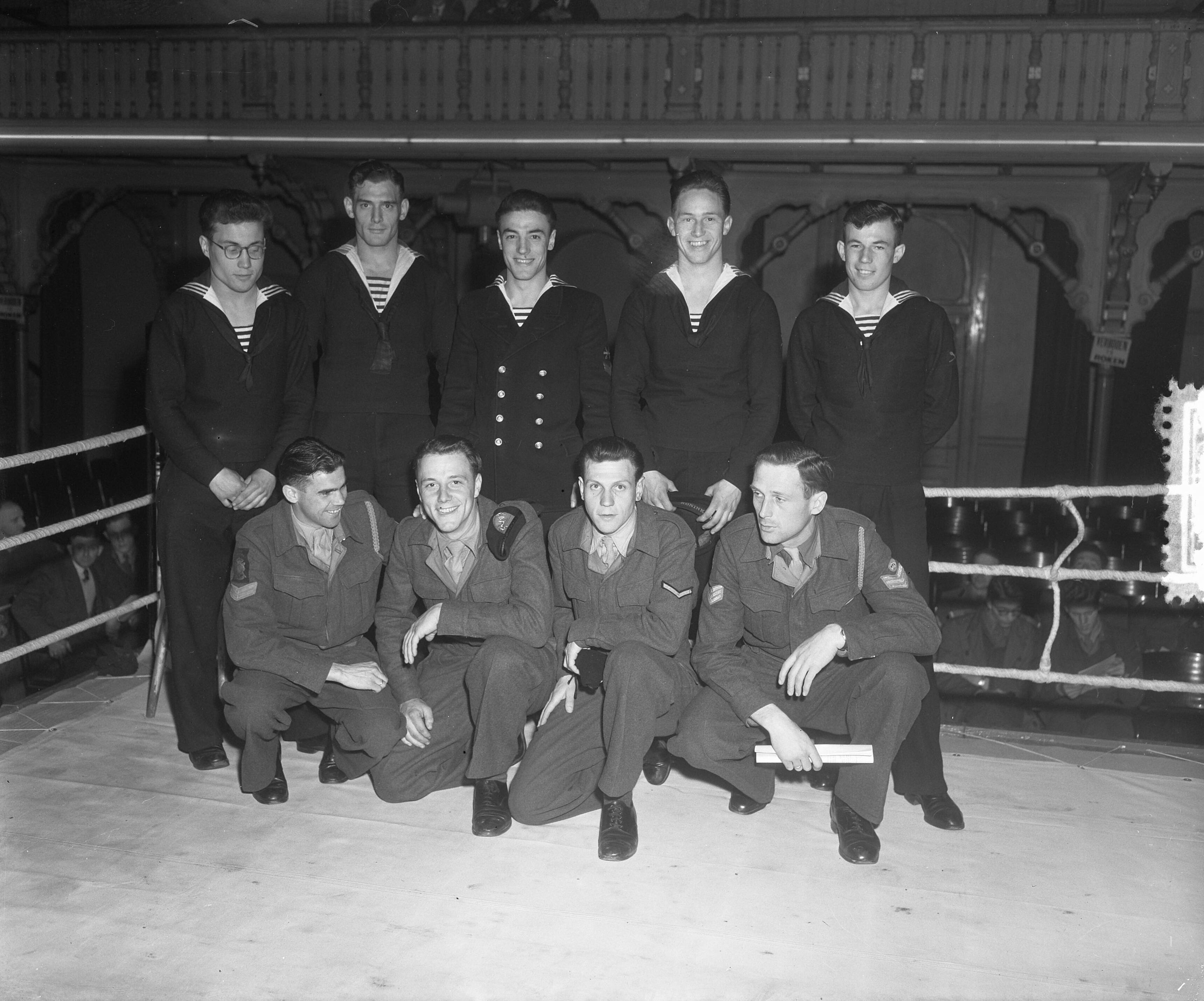 Fotocollectie Anefo — Militaire bokskampioenschappen in Den Haag — Foto: Duinen, H. van / Anefo. Licentie: Set B: Rechtenvrij / Publiek Domein. Bron: Nationaal Archief. http://hdl.handle.net/10648/a8f7d9be-d0b4-102d-bcf8-003048976d84