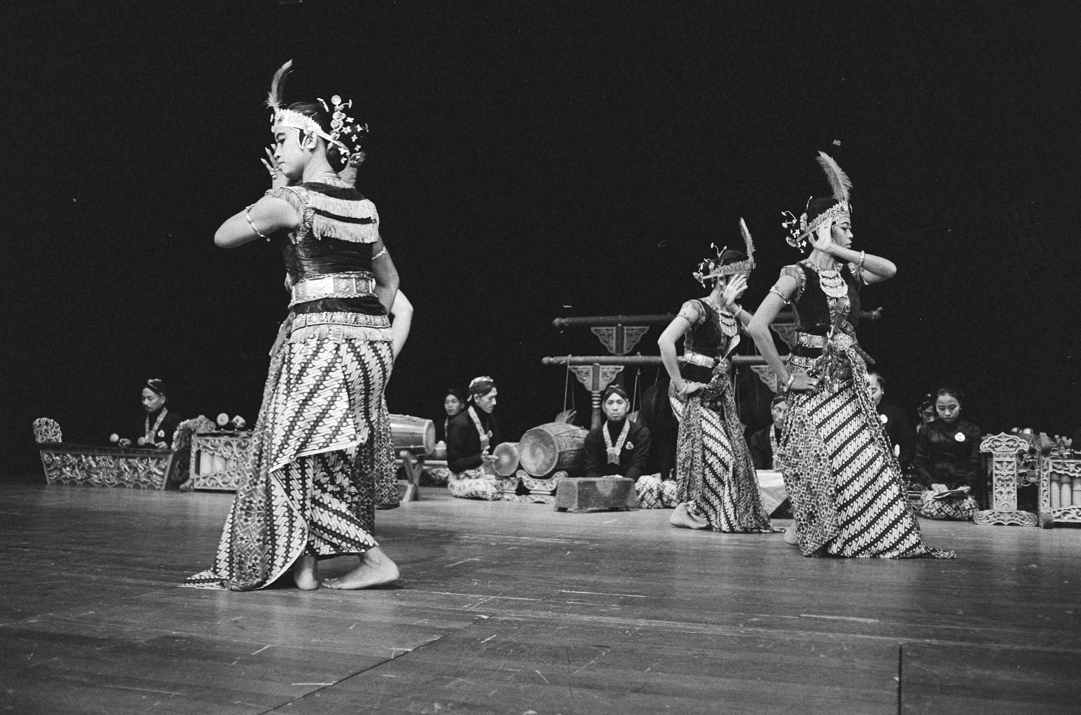Repetitie voor een optreden in Den Haag van de Koninklijke Javaanse — Groep danseressen — Foto: Fotograaf Onbekend / Anefo. Licentie: Set B: Rechtenvrij / Publiek Domein. Bron: Nationaal Archief. http://hdl.handle.net/10648/abb994da-d0b4-102d-bcf8-003048976d84