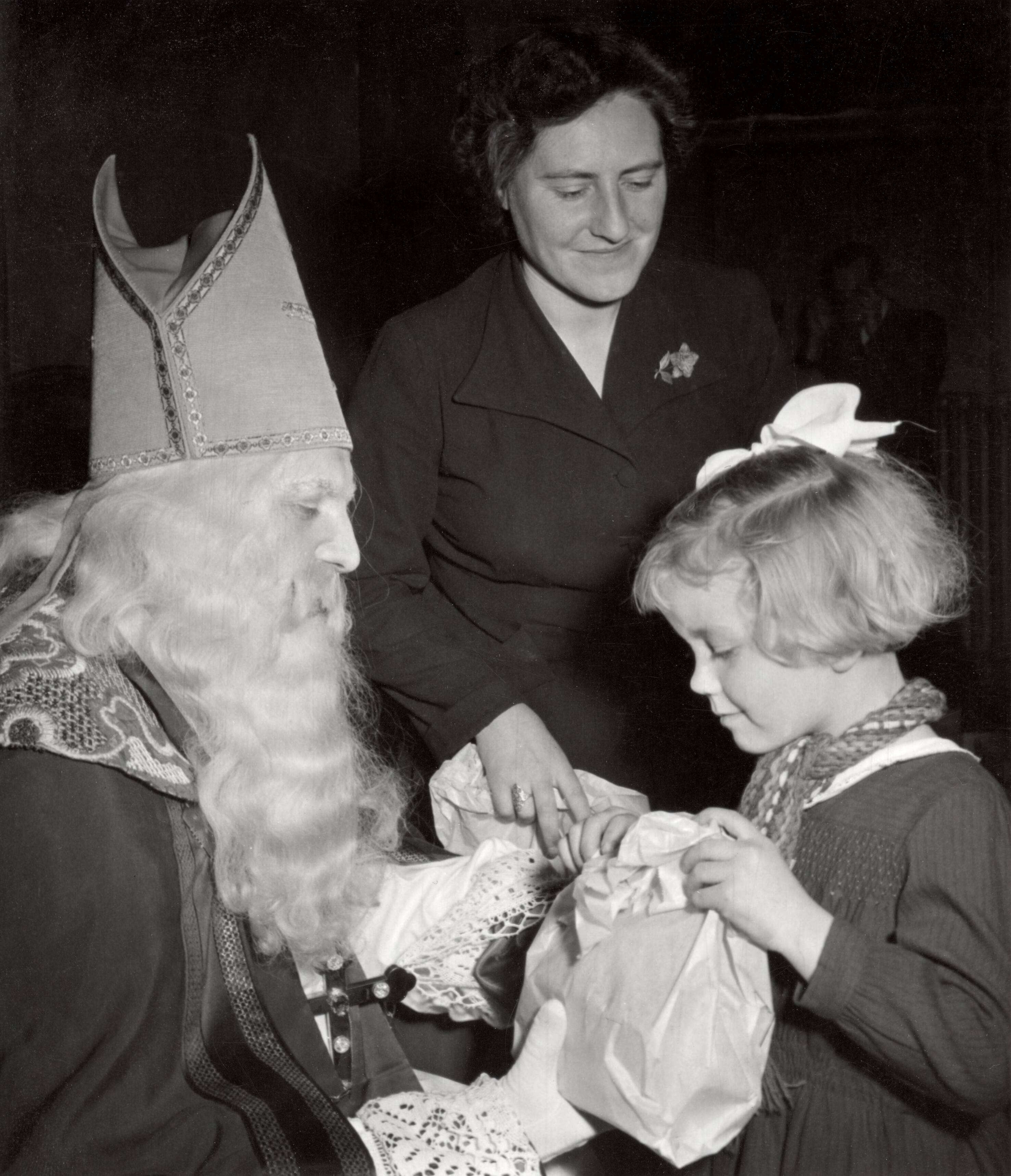 Collectie nader te bepalen — [Serie: Sinterklaasfeest N.V. De Spaarnestad] — Foto: Fotograaf Onbekend / Fotobureau onbekend / Spaarnestad Photo (05887). Licentie: Set B: Rechtenvrij / Publiek Domein. Bron: Nationaal Archief. http://hdl.handle.net/10648/35429da6-3e46-a382-e063-6df0900a6686