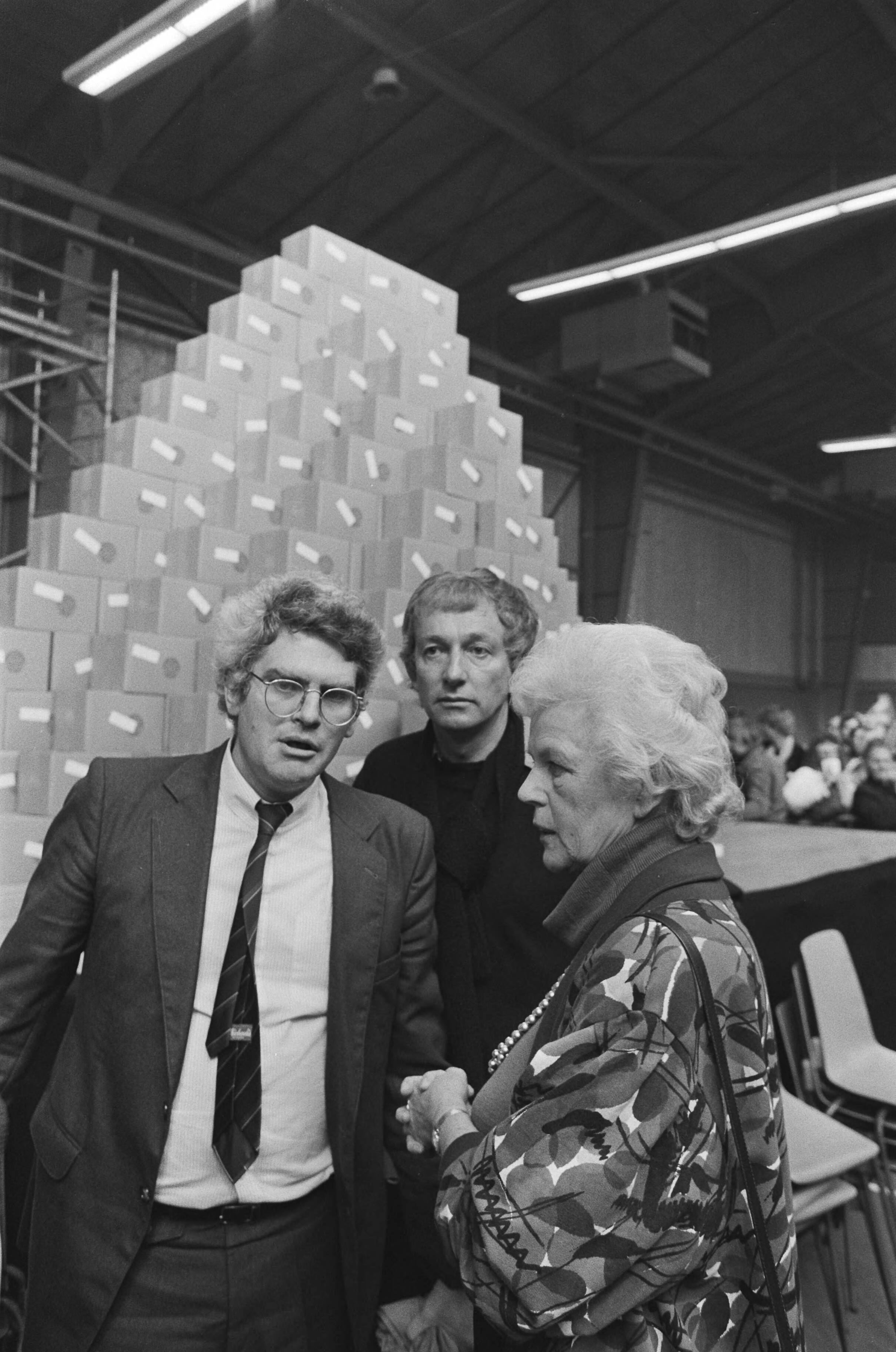 Fotocollectie Anefo — Slotmanifestatie volkspetitionnement in Den Haag ; de bijeenkomst — Foto: Croes, Rob C. / Anefo. Licentie: Set B: Rechtenvrij / Publiek Domein. Bron: Nationaal Archief. http://hdl.handle.net/10648/ad4c04ae-d0b4-102d-bcf8-003048976d84