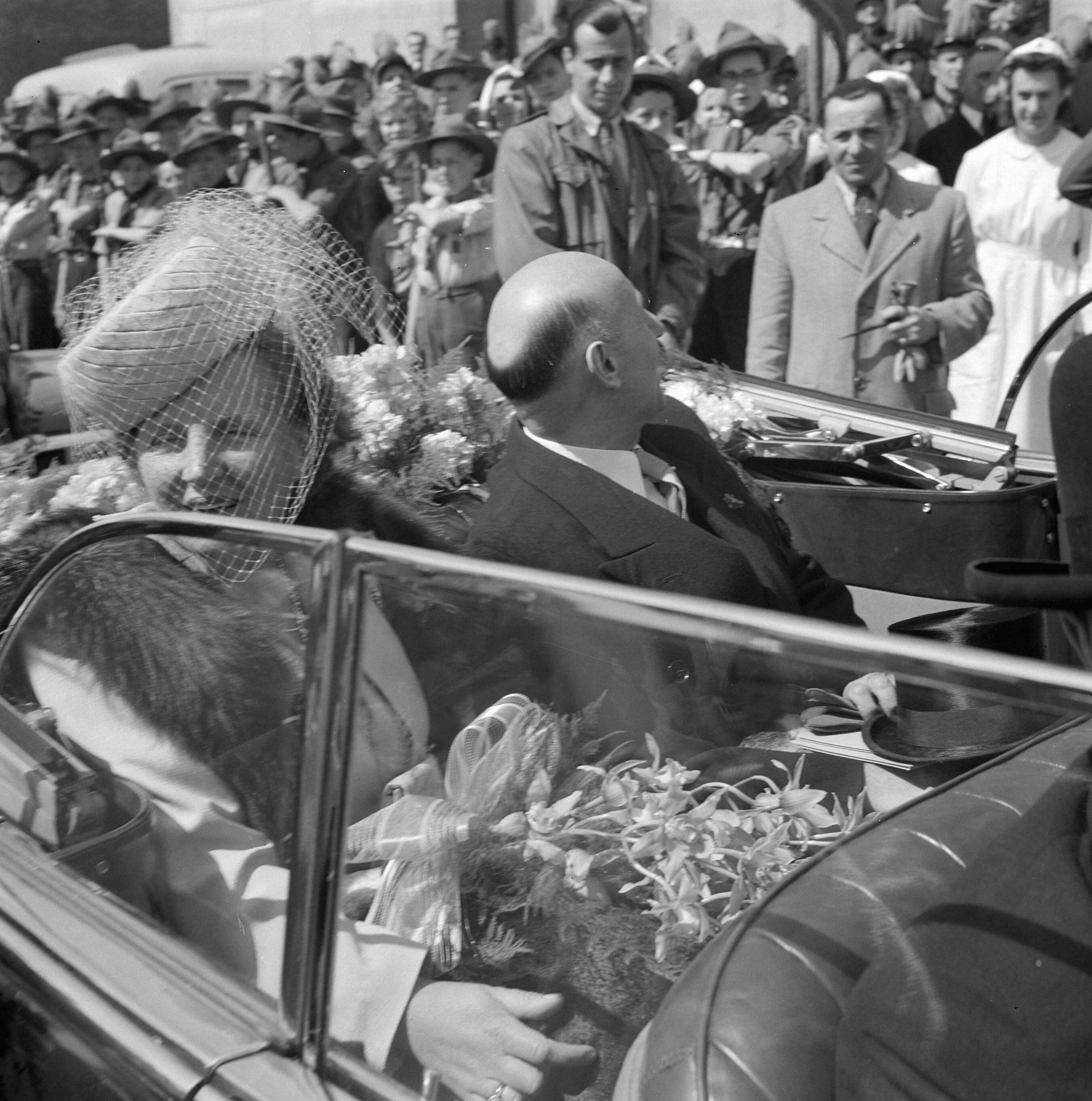 Bezoek van prinses Juliana aan Zuid-Limburg — Bezoek van prinses Juliana aan Heerlen. Prinses Juliana met de gouverneur der provincie dr. F.J.M.A. Houben in een open auto — Foto: Valk, […] van der / Anefo. Licentie: Set B: Rechtenvrij / Publiek Domein. Bron: Nationaal Archief. http://hdl.handle.net/10648/a8b5d460-d0b4-102d-bcf8-003048976d84