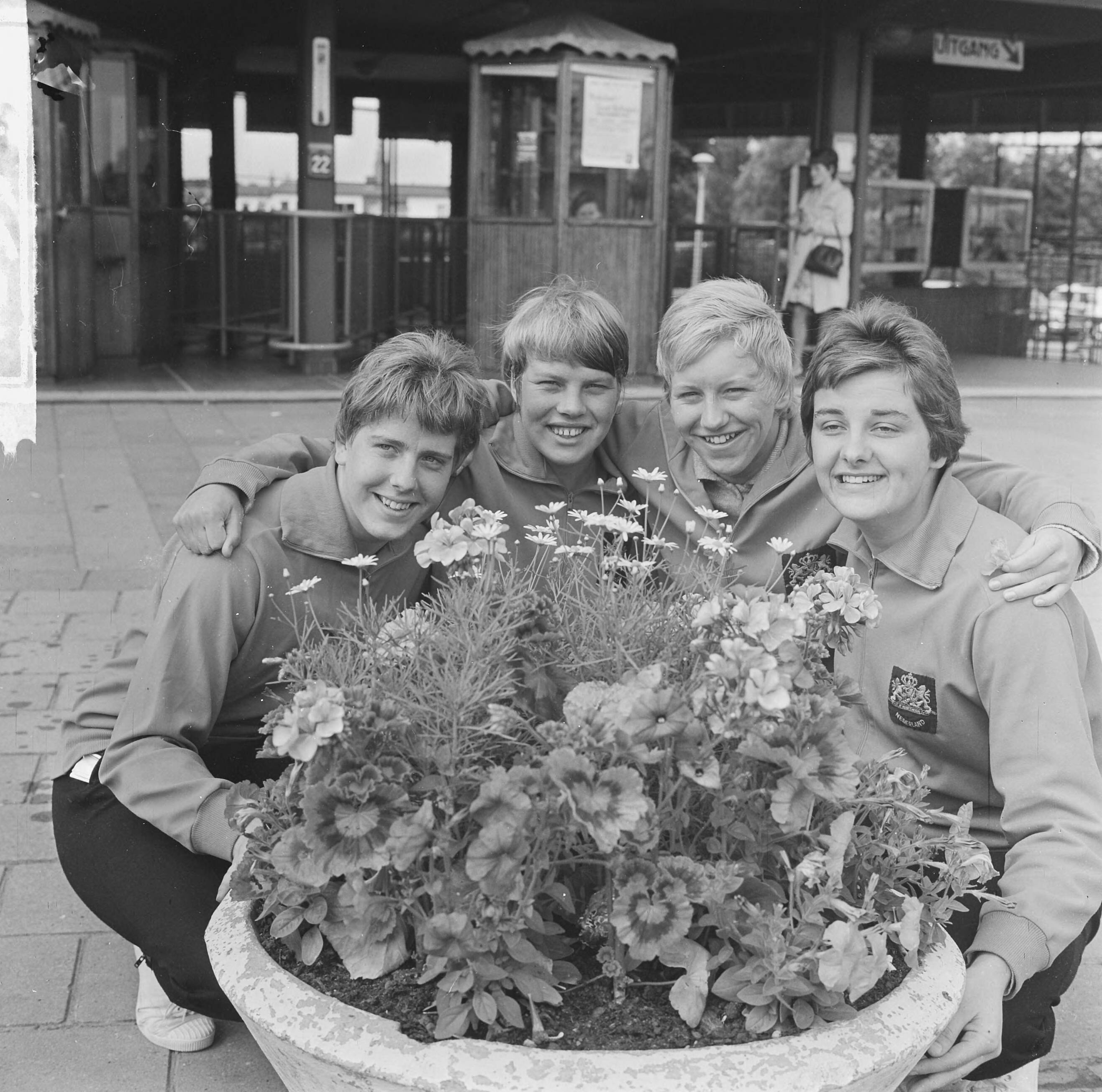 Fotocollectie Anefo — Zweminterland Nederland tegen Engeland te Groningen, de Nederlandse damesploeg 4 x 100 meter vrije slag, nieuw Europees record (Europees). vlnr. Pauline van de Wildt, Ineke Tigelaar, Winnie van Weerdenburg en Erica Terpstra — Foto: Koch, Eric / Anefo. Licentie: Set B: Rechtenvrij / Publiek Domein. Bron: Nationaal Archief. http://hdl.handle.net/10648/aa6ee896-d0b4-102d-bcf8-003048976d84