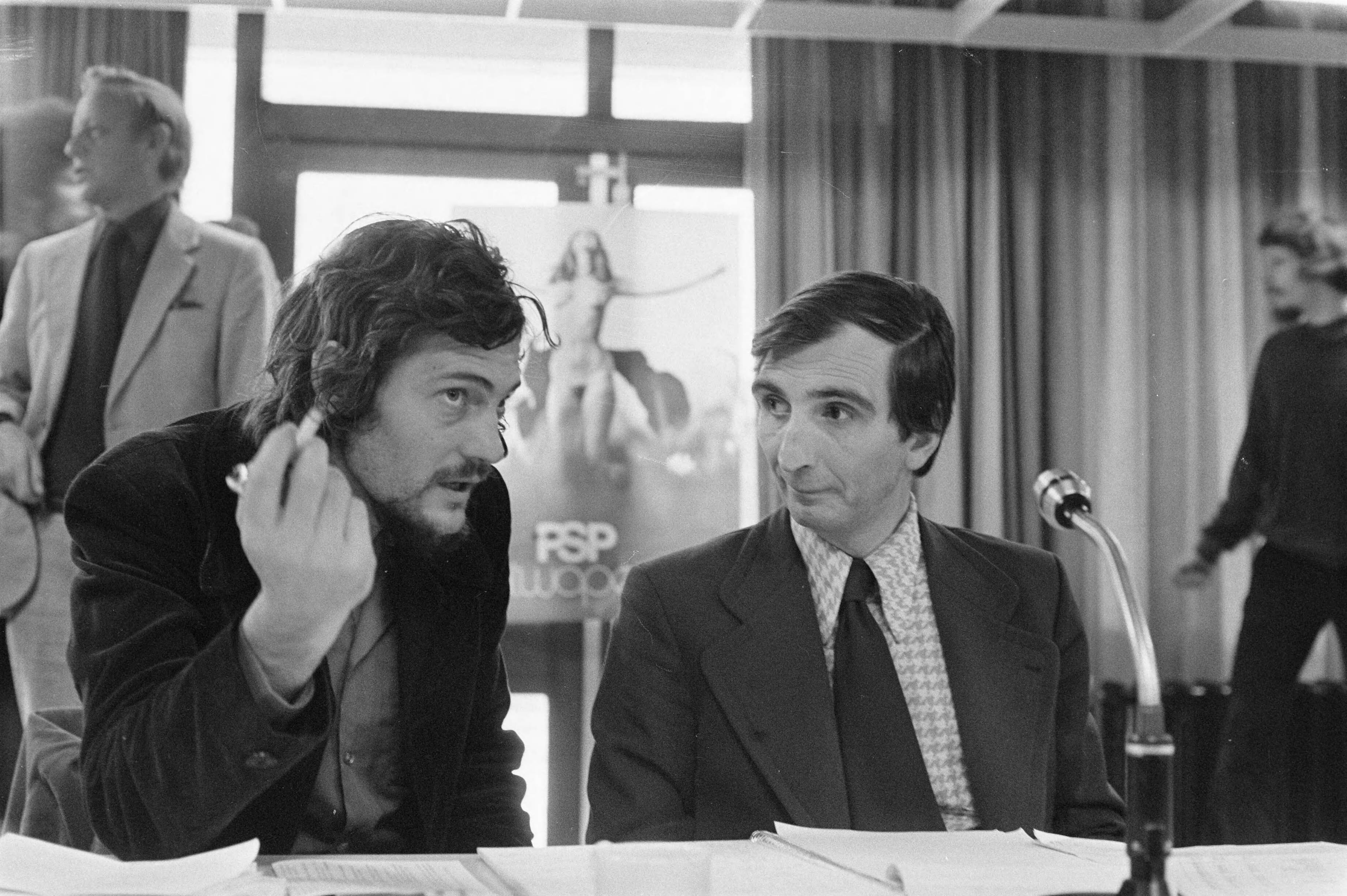 Fotocollectie Anefo — PSP-congres in Utrecht; wethouder Riethof (l) in gesprek partijvoorzitter Paul Hoogerwerf — Foto: Verhoeff, Bert / Anefo. Licentie: Set B: Rechtenvrij / Publiek Domein. Bron: Nationaal Archief. http://hdl.handle.net/10648/ac5b4fdc-d0b4-102d-bcf8-003048976d84