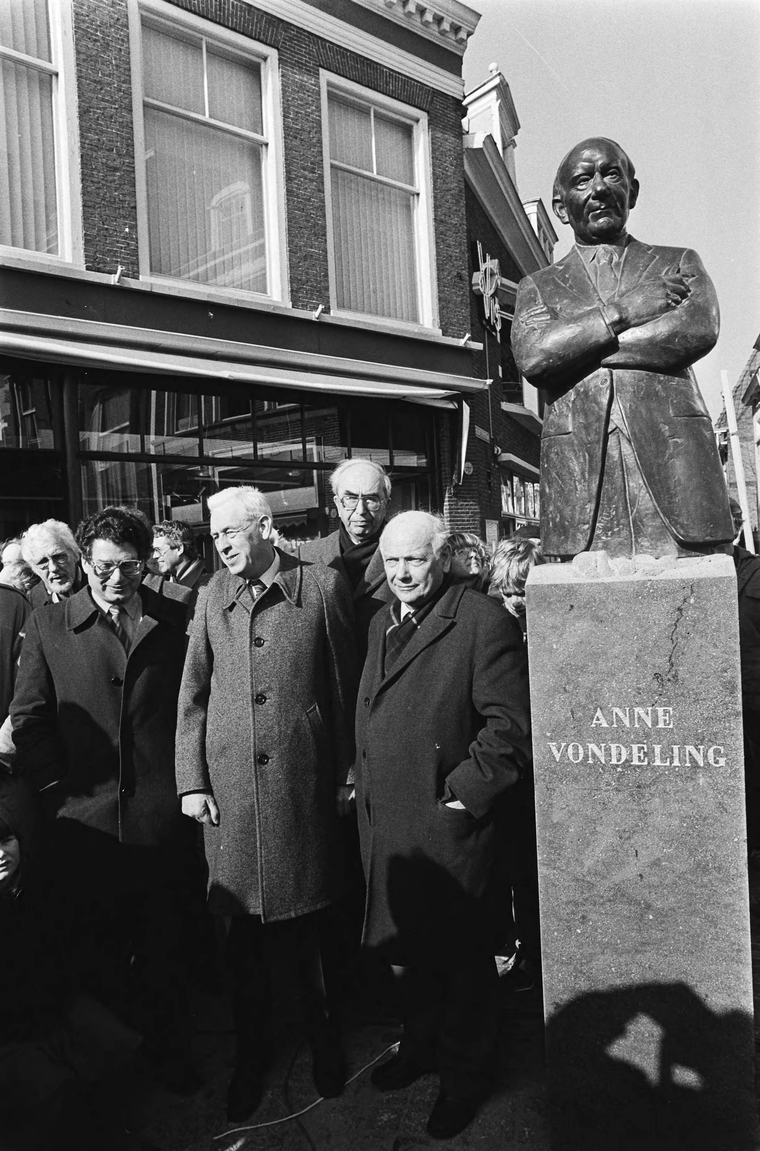Beeld in Leeuwarden onthuld van vroegere II Kamer voorz. dr. Anne Vondeling die in 79 door ongeluk om het leven kwam — Minister Ed van Thijn, (PvdA) Cornelis Brandsma (PvdA) minister Joop Den Uyl (PvdA) zijn aanwezig bij de onthulling — Foto: Dijk, Hans van / Anefo. Licentie: Set B: Rechtenvrij / Publiek Domein. Bron: Nationaal Archief. http://hdl.handle.net/10648/ad1178f2-d0b4-102d-bcf8-003048976d84