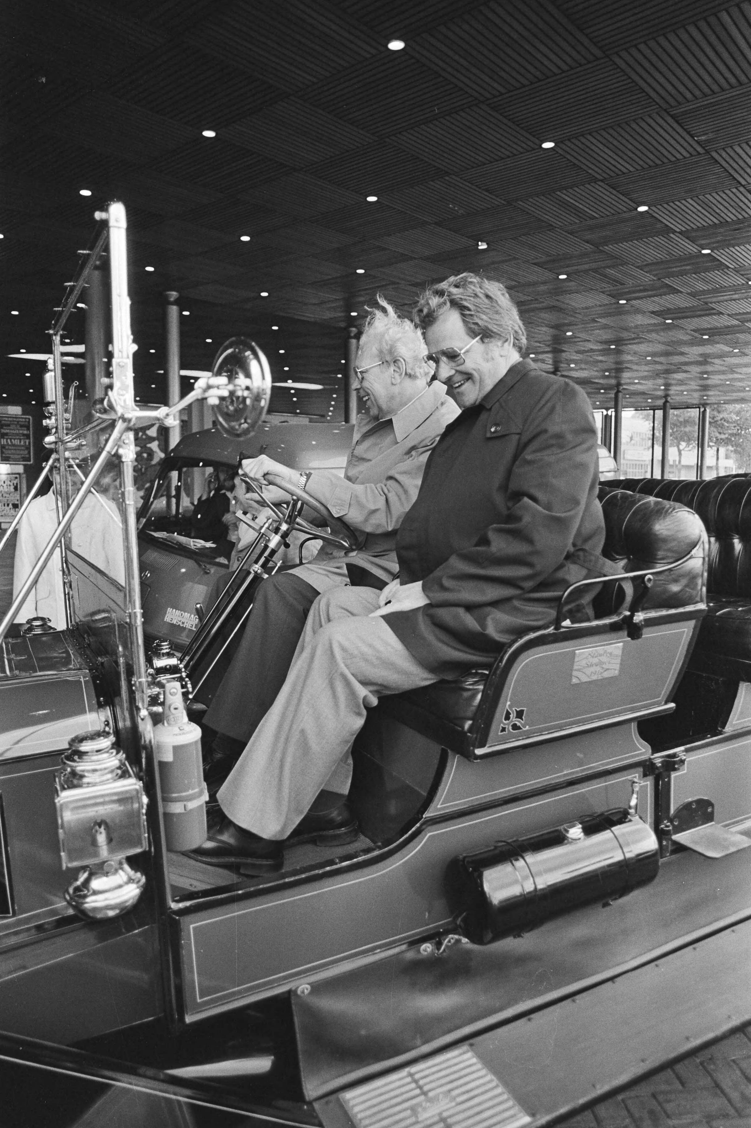 Fotocollectie Anefo — Minister Albeda begaf zich in stoomauto naar Nederlands Congresgebouw Den Haag verrichten opening symposium 125-jarig bestaan stoomwezen — Foto: Antonisse, Marcel / Anefo. Licentie: Set B: Rechtenvrij / Publiek Domein. Bron: Nationaal Archief. http://hdl.handle.net/10648/acea2c48-d0b4-102d-bcf8-003048976d84