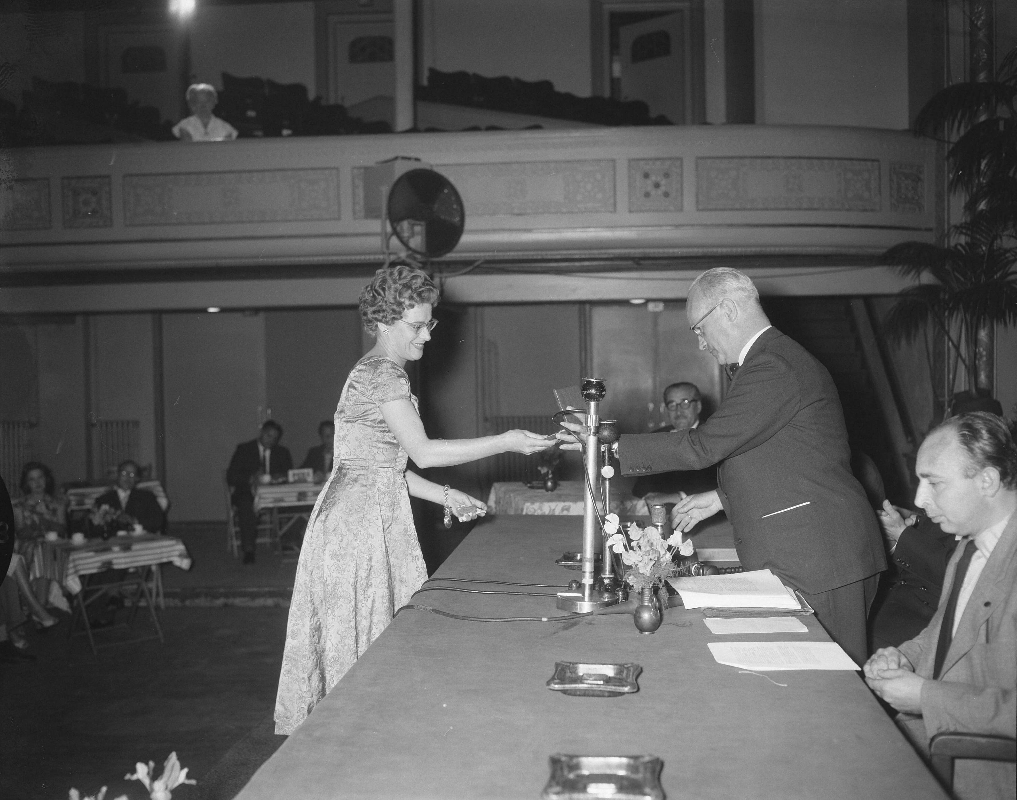 Fotocollectie Anefo — Uitreiking toneelprijzen. Myra Ward ontvangt de Theo d'Or — Foto: Bilsen, Joop van / Anefo. Licentie: Set B: Rechtenvrij / Publiek Domein. Bron: Nationaal Archief. http://hdl.handle.net/10648/a96133b4-d0b4-102d-bcf8-003048976d84