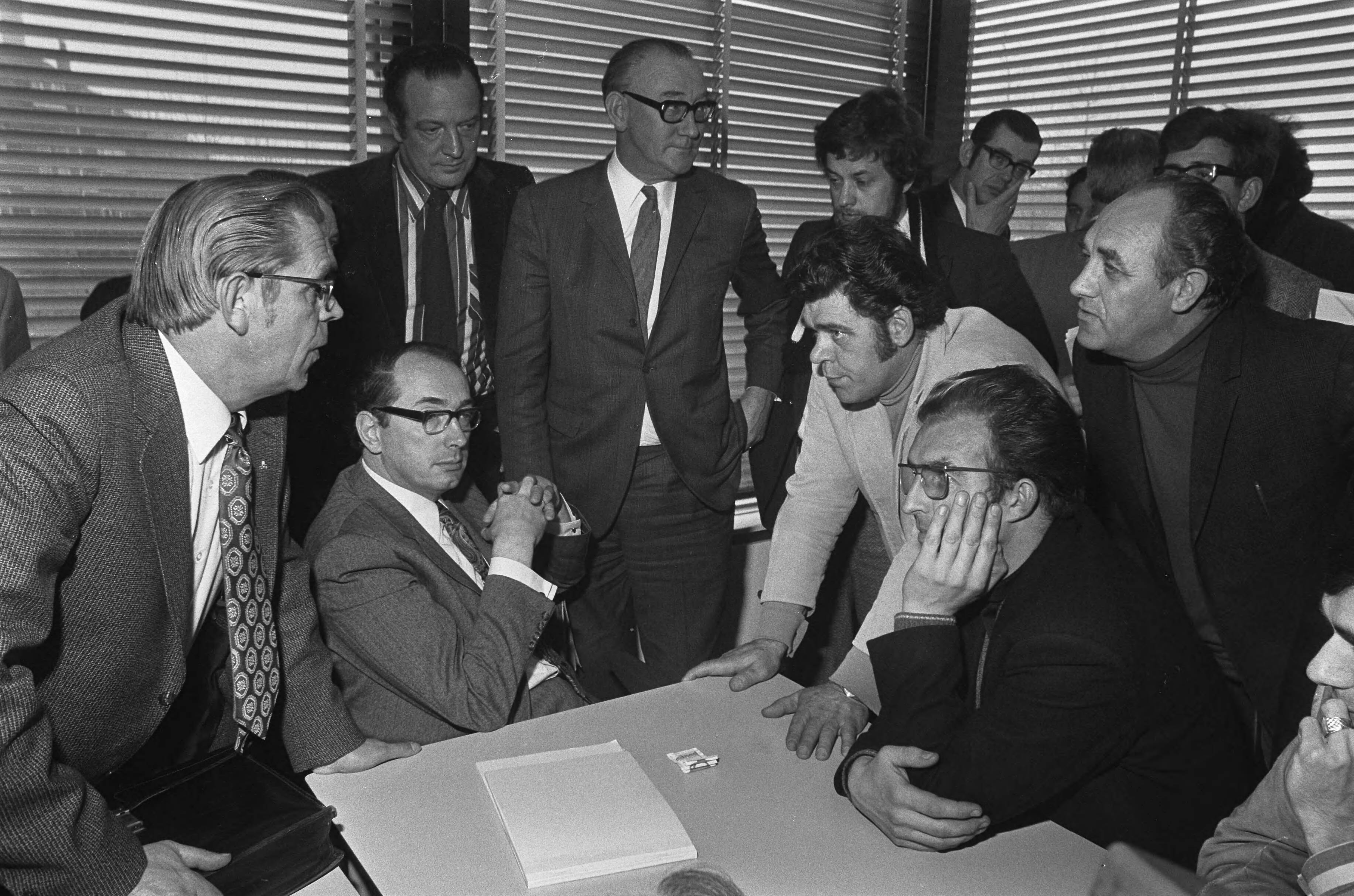Fotocollectie Anefo — Uitspraak kort geding in Gerechtsgebouw in Haarlem — Foto: Peters, Hans / Anefo. Licentie: Set B: Rechtenvrij / Publiek Domein. Bron: Nationaal Archief. http://hdl.handle.net/10648/ac2667d6-d0b4-102d-bcf8-003048976d84