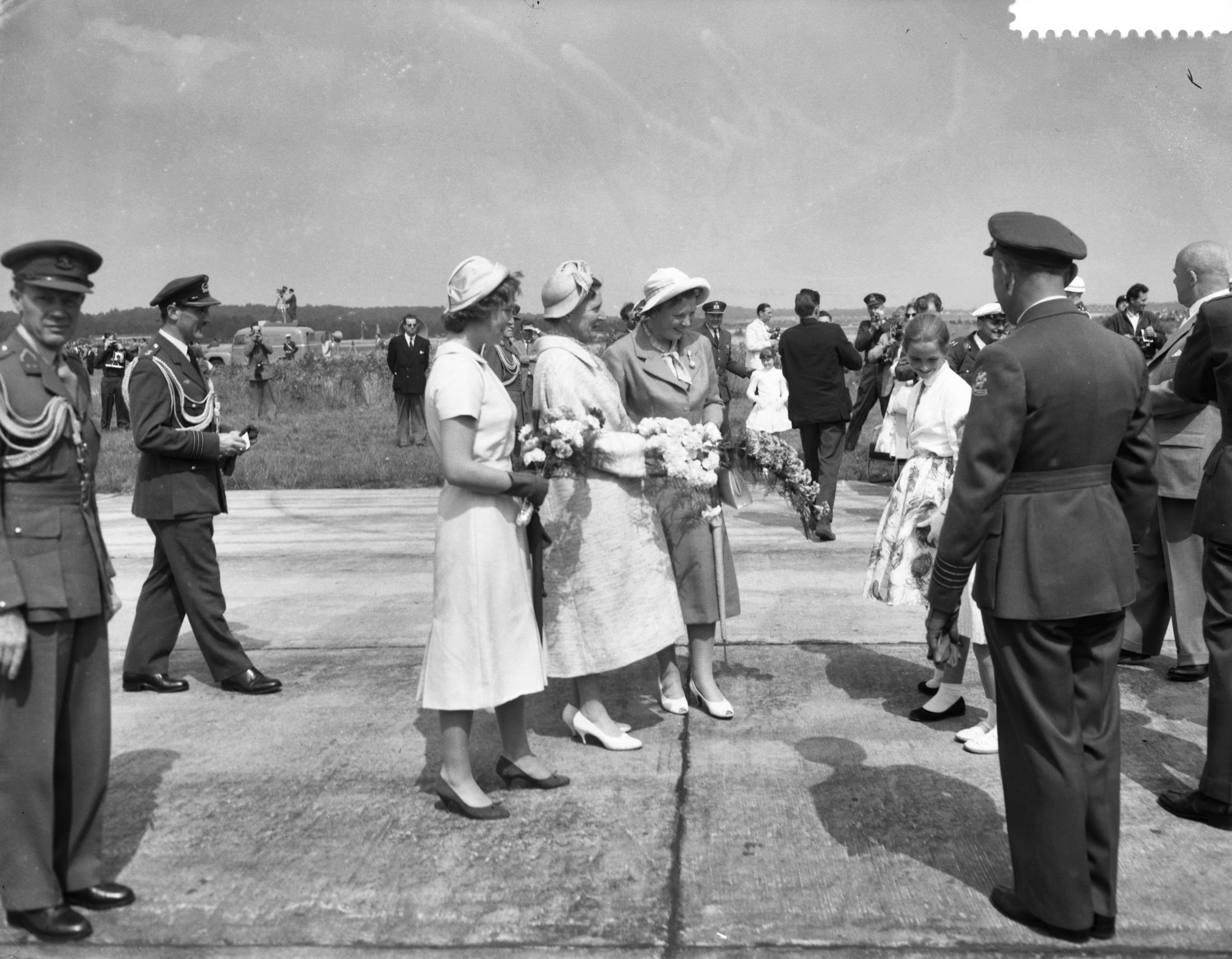 Fotocollectie Anefo — Vliegfeest op Soesterberg t.g.v. het 45-jarig bestaan van de Koninklijke Luchtmacht. Aanbieden van bloemen aan de Koninklijke familie — Foto: Noske, J.D. / Anefo. Licentie: Set B: Rechtenvrij / Publiek Domein. Bron: Nationaal Archief. http://hdl.handle.net/10648/a97fceaa-d0b4-102d-bcf8-003048976d84