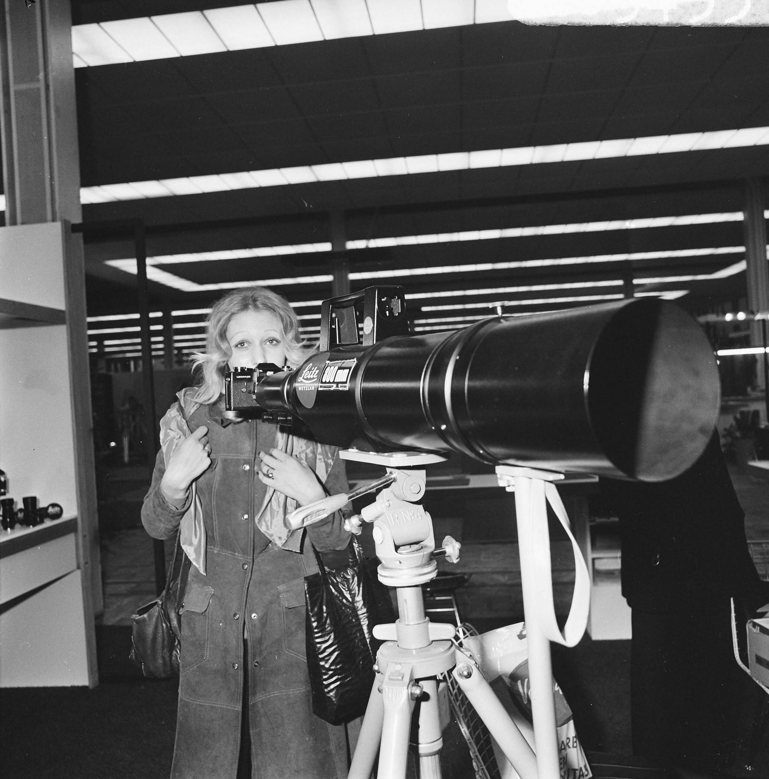 Vakbeurs "Profoto" in de Jaarbeurs te Utrecht — Een telelens van Leitz — Foto: Mieremet, Rob / Anefo. Licentie: Set B: Rechtenvrij / Publiek Domein. Bron: Nationaal Archief. http://hdl.handle.net/10648/ac411efa-d0b4-102d-bcf8-003048976d84