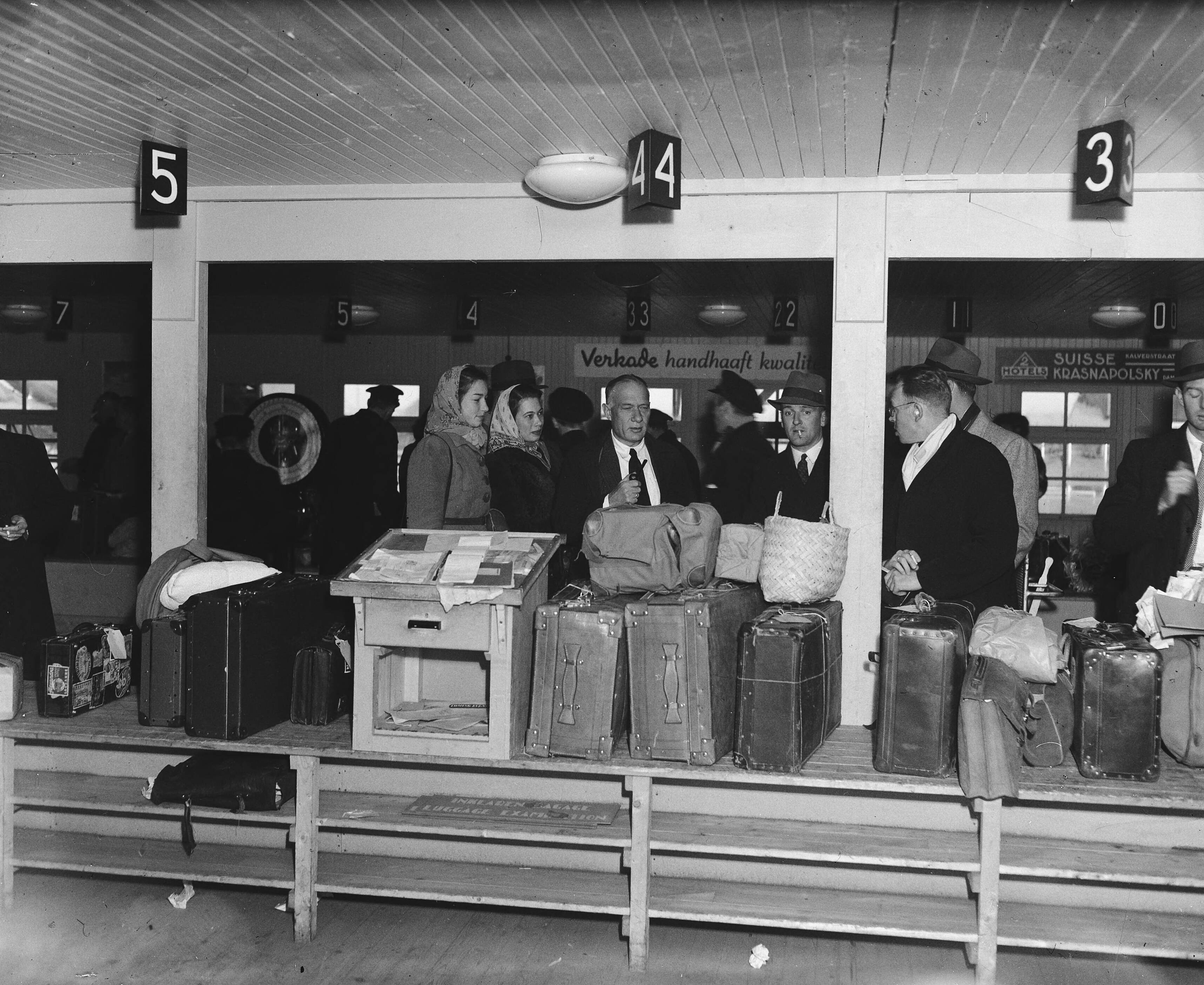 Fotocollectie Anefo — Aankomst vice-admiraal A.S. Pinke op Schiphol. Bij de douane — Foto: Wisman, Bram / Anefo. Licentie: Set B: Rechtenvrij / Publiek Domein. Bron: Nationaal Archief. http://hdl.handle.net/10648/a8b0768c-d0b4-102d-bcf8-003048976d84
