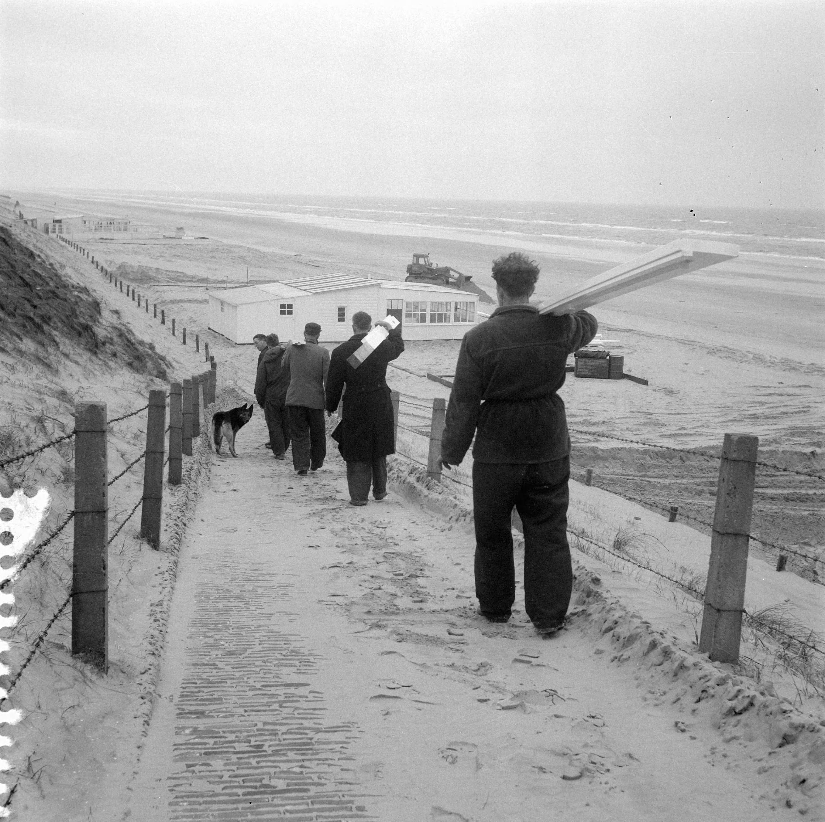 Fotocollectie Anefo — Opbouw strandterrassen voor het komende badseizoen in Zandvoort — Foto: Pot, Harry / Anefo. Licentie: Set B: Rechtenvrij / Publiek Domein. Bron: Nationaal Archief. http://hdl.handle.net/10648/a976ba40-d0b4-102d-bcf8-003048976d84