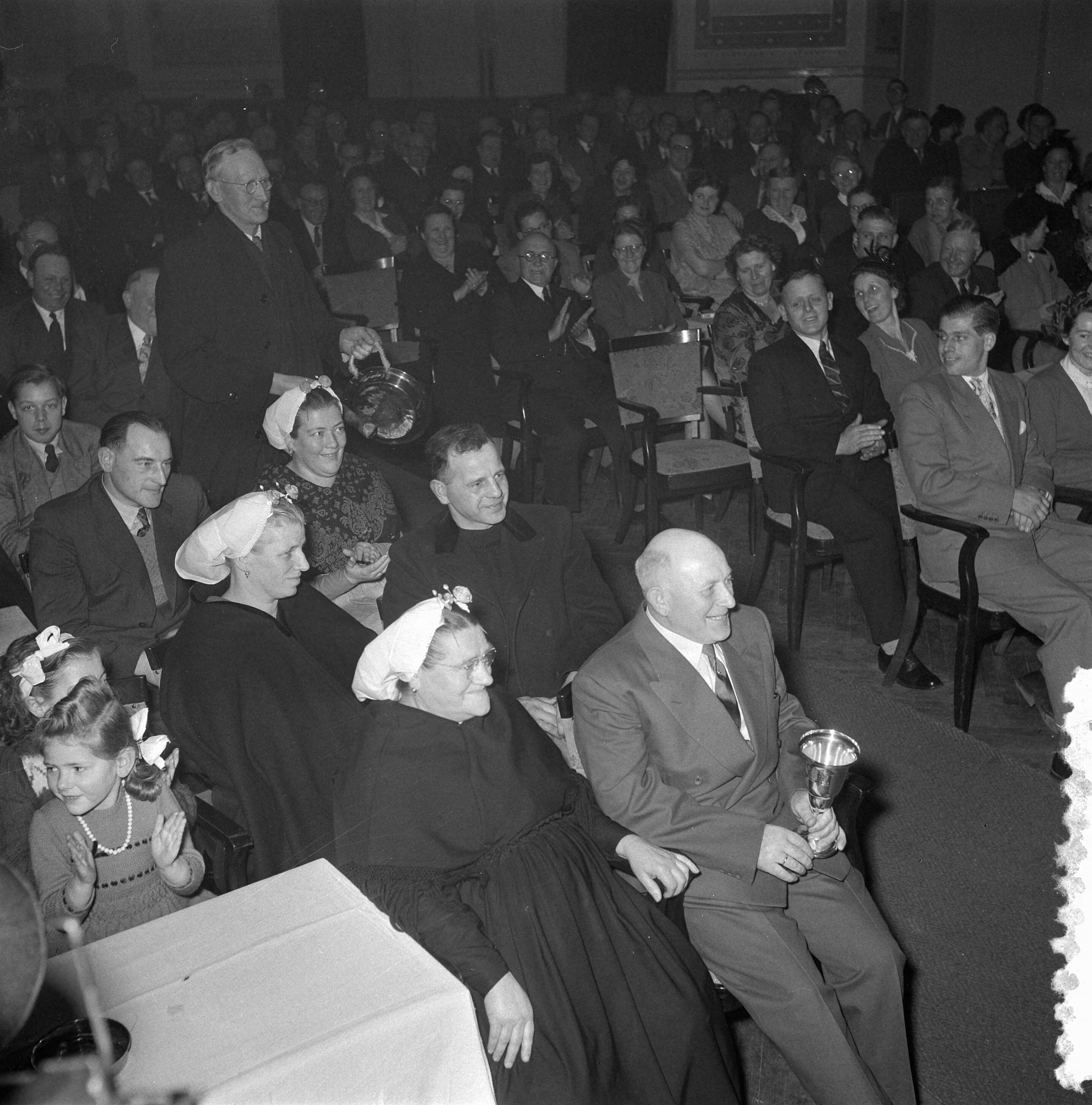 Fotocollectie Anefo — Prijsuitreiking in Den Haag voor Bedrijfschapprijzen voor best verzorgde vis — Foto: Noske, J.D. / Anefo. Licentie: Set B: Rechtenvrij / Publiek Domein. Bron: Nationaal Archief. http://hdl.handle.net/10648/a91e7f2e-d0b4-102d-bcf8-003048976d84