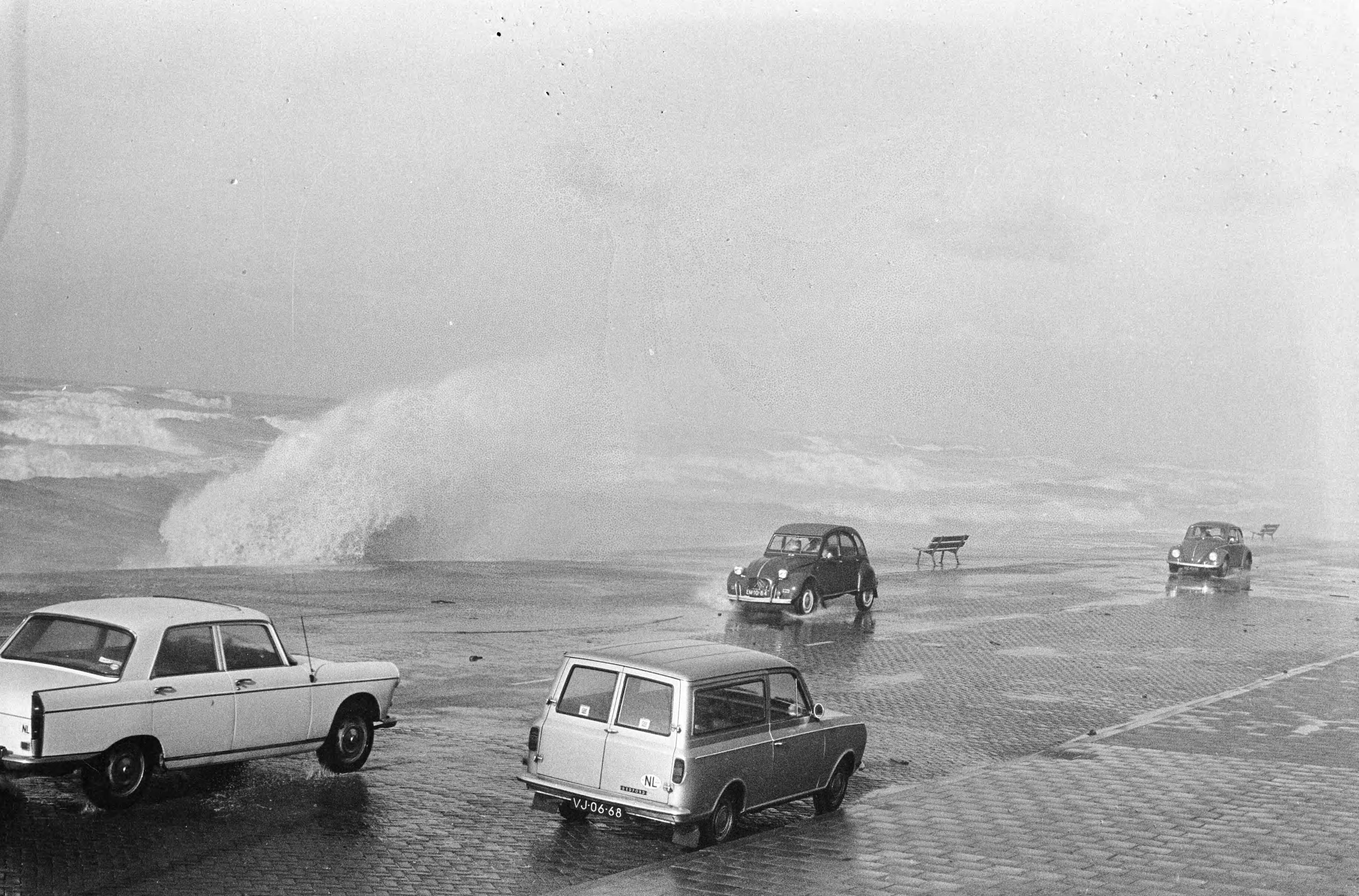 Fotocollectie Anefo — Windkracht 10, golven slaan over boulevard te Scheveningen — Foto: Kroon, Ron / Anefo. Licentie: Set B: Rechtenvrij / Publiek Domein. Bron: Nationaal Archief. http://hdl.handle.net/10648/ab10dd04-d0b4-102d-bcf8-003048976d84