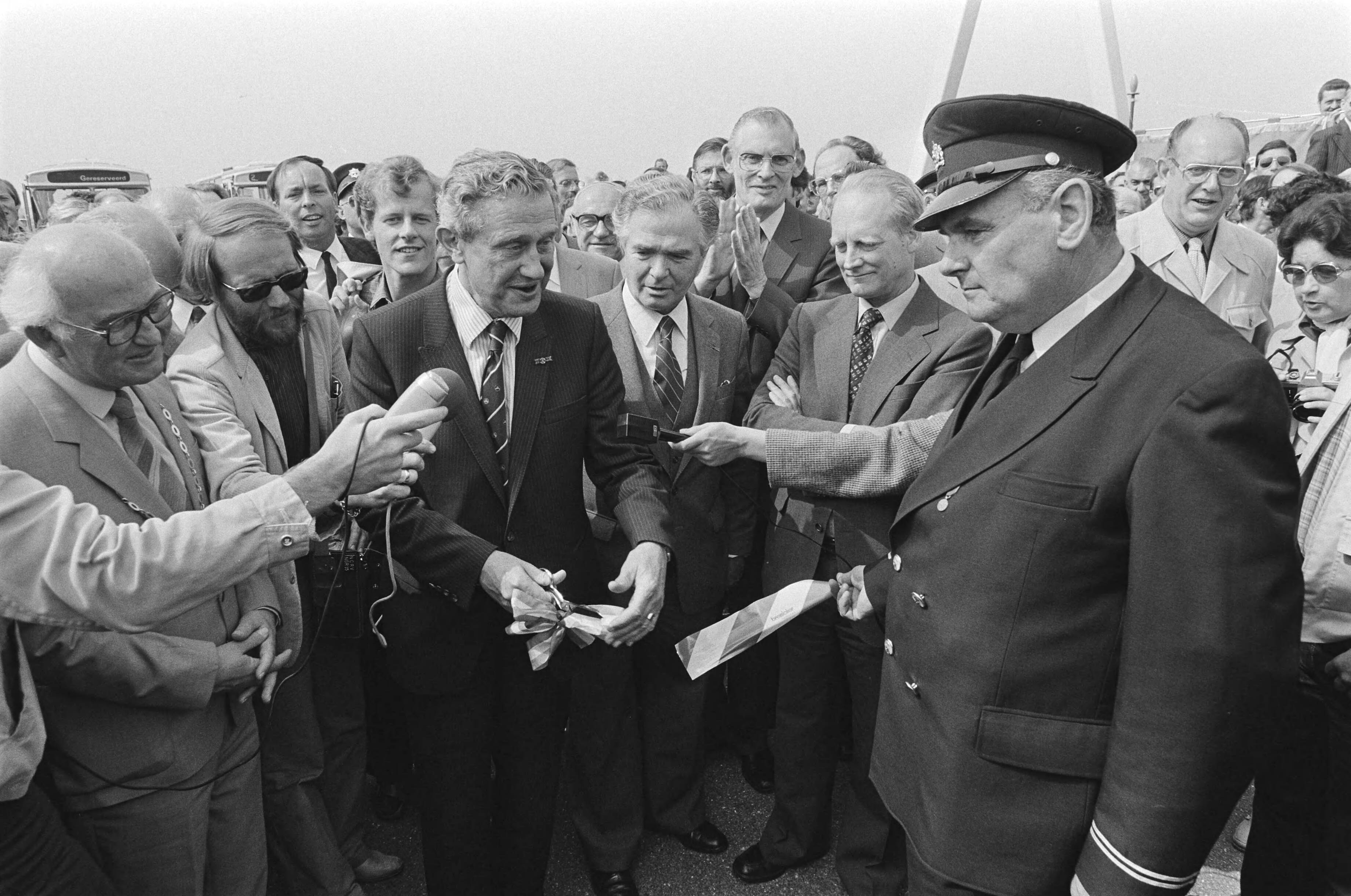 Fotocollectie Anefo — Minister Tuijnman (V&W) heeft gedeelte snelweg geopend tussen Vianen en het nieuwe verkeeersplein Lunetten, ten oosten van Utrecht; — Foto: Antonisse, Marcel / Anefo. Licentie: Set B: Rechtenvrij / Publiek Domein. Bron: Nationaal Archief. http://hdl.handle.net/10648/acfecc20-d0b4-102d-bcf8-003048976d84