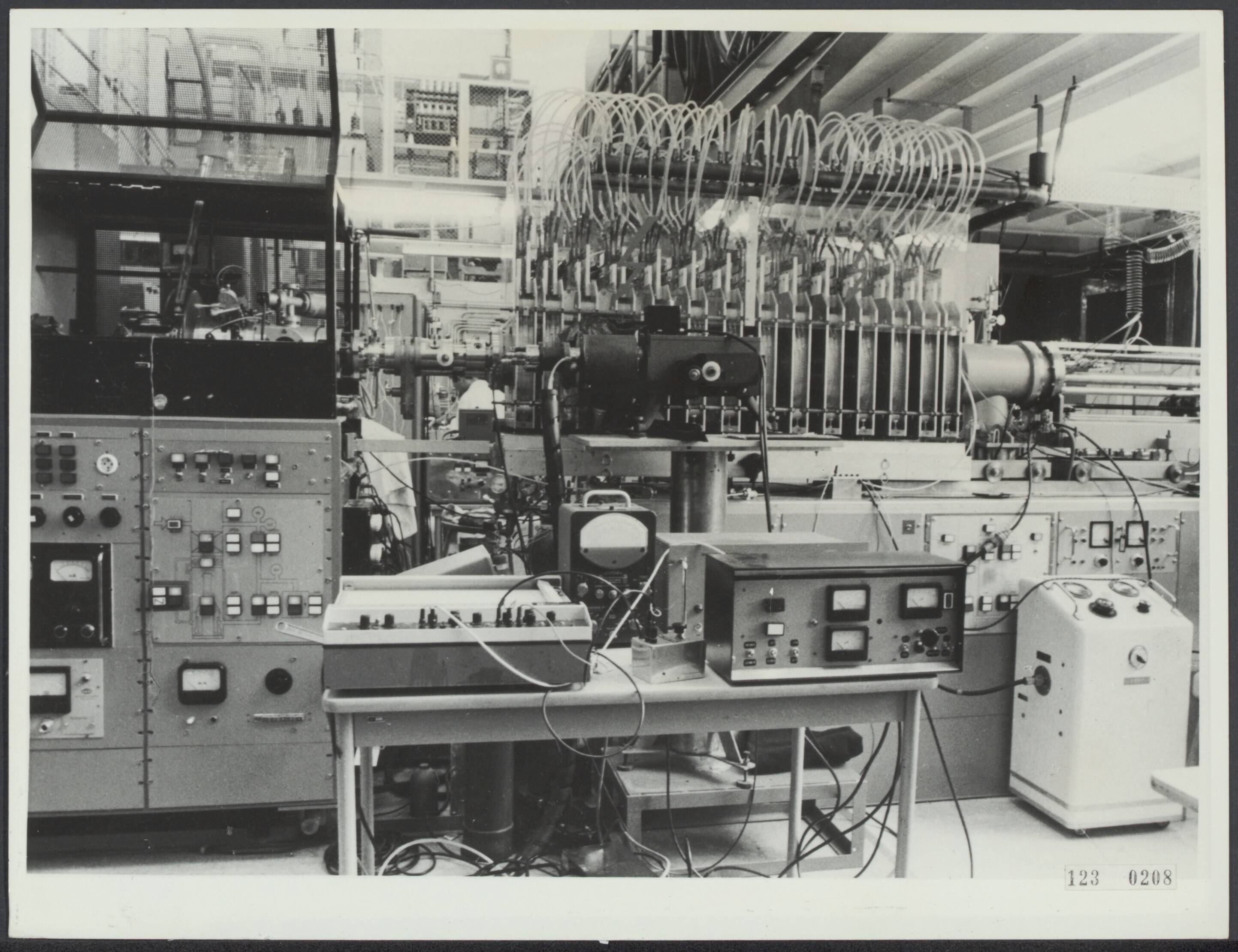 Fotocollectie Rijksvoorlichtingsdienst Eigen — [F.O.M.] Daartoe wordt een batterij van elektronische apparatuur — Foto: Rijksvoorlichtingsdienst (RVD). Licentie: Set B: Rechtenvrij / Publiek Domein. Bron: Nationaal Archief. http://hdl.handle.net/10648/af2d3860-d0b4-102d-bcf8-003048976d84