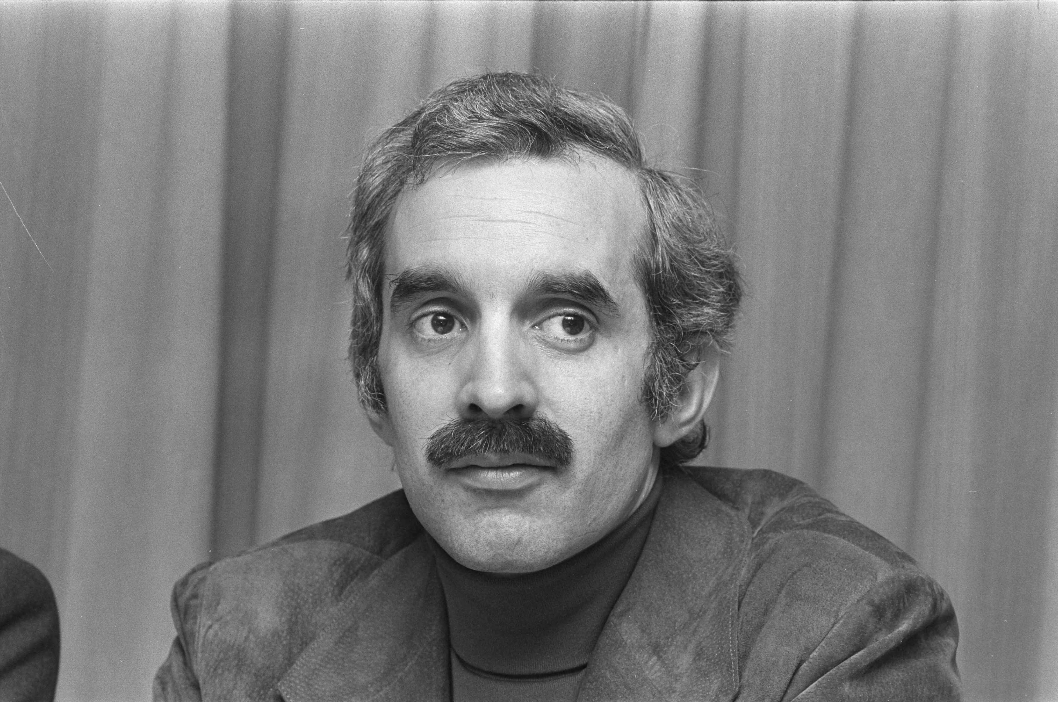Fotocollectie Anefo — Gemeenschappelijk ontwerpregeringsprogramma PvdA, D66, PPR; toelichting in Nieuwspoort, Den Haag ; Jurgens (PPR), kop — Foto: Evers, Joost / Anefo. Licentie: Set B: Rechtenvrij / Publiek Domein. Bron: Nationaal Archief. http://hdl.handle.net/10648/abb4f1a0-d0b4-102d-bcf8-003048976d84