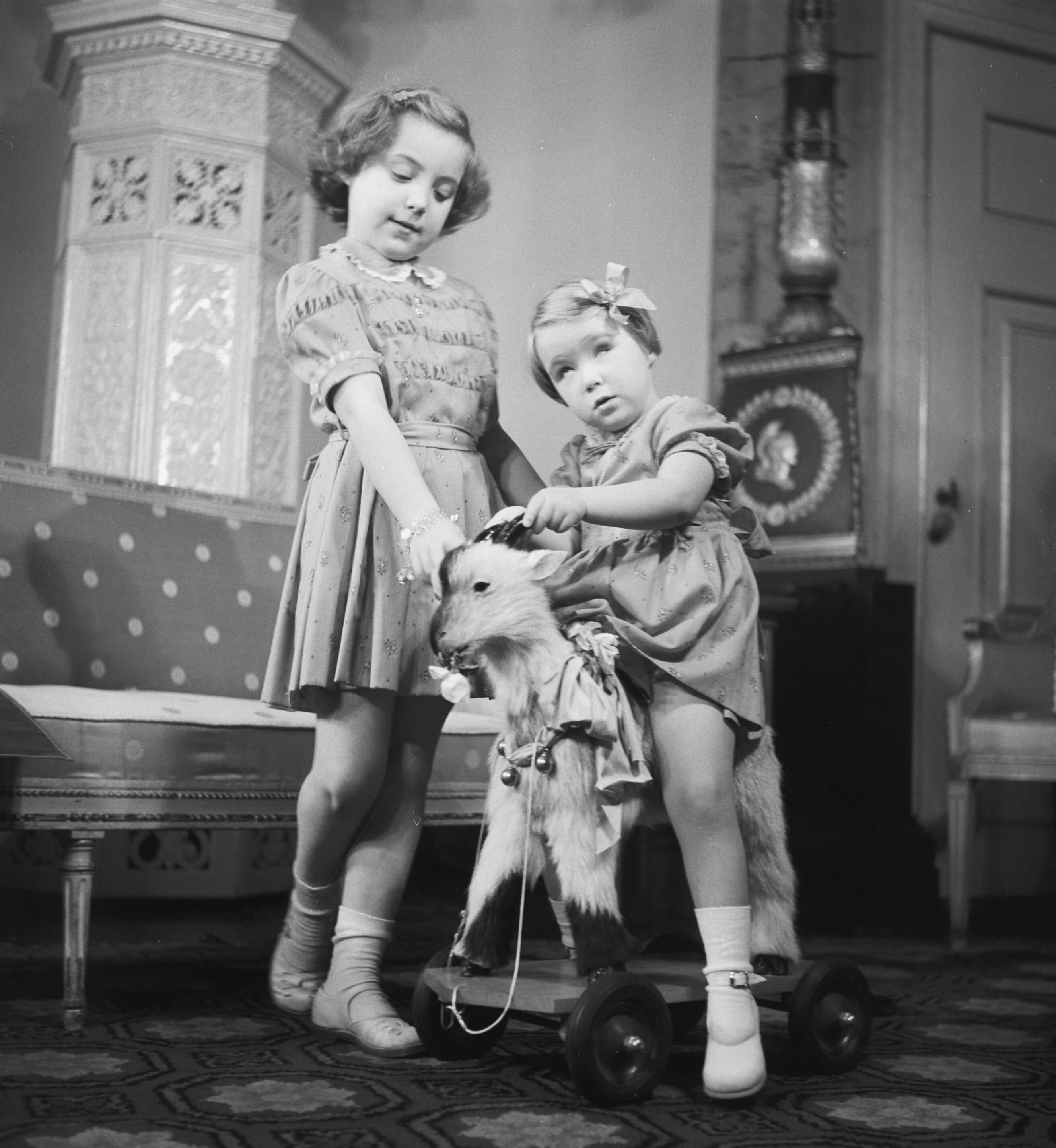 Reportage Koninklijk gezin op paleis Soestdijk — Koninklijk gezin op Soestdijk. Prinses Margriet en prinses Marijke (Christina) met speelgoedlammetje — Foto: Noske, J.D. / Anefo. Licentie: Set B: Rechtenvrij / Publiek Domein. Bron: Nationaal Archief. http://hdl.handle.net/10648/a8e1bb3e-d0b4-102d-bcf8-003048976d84