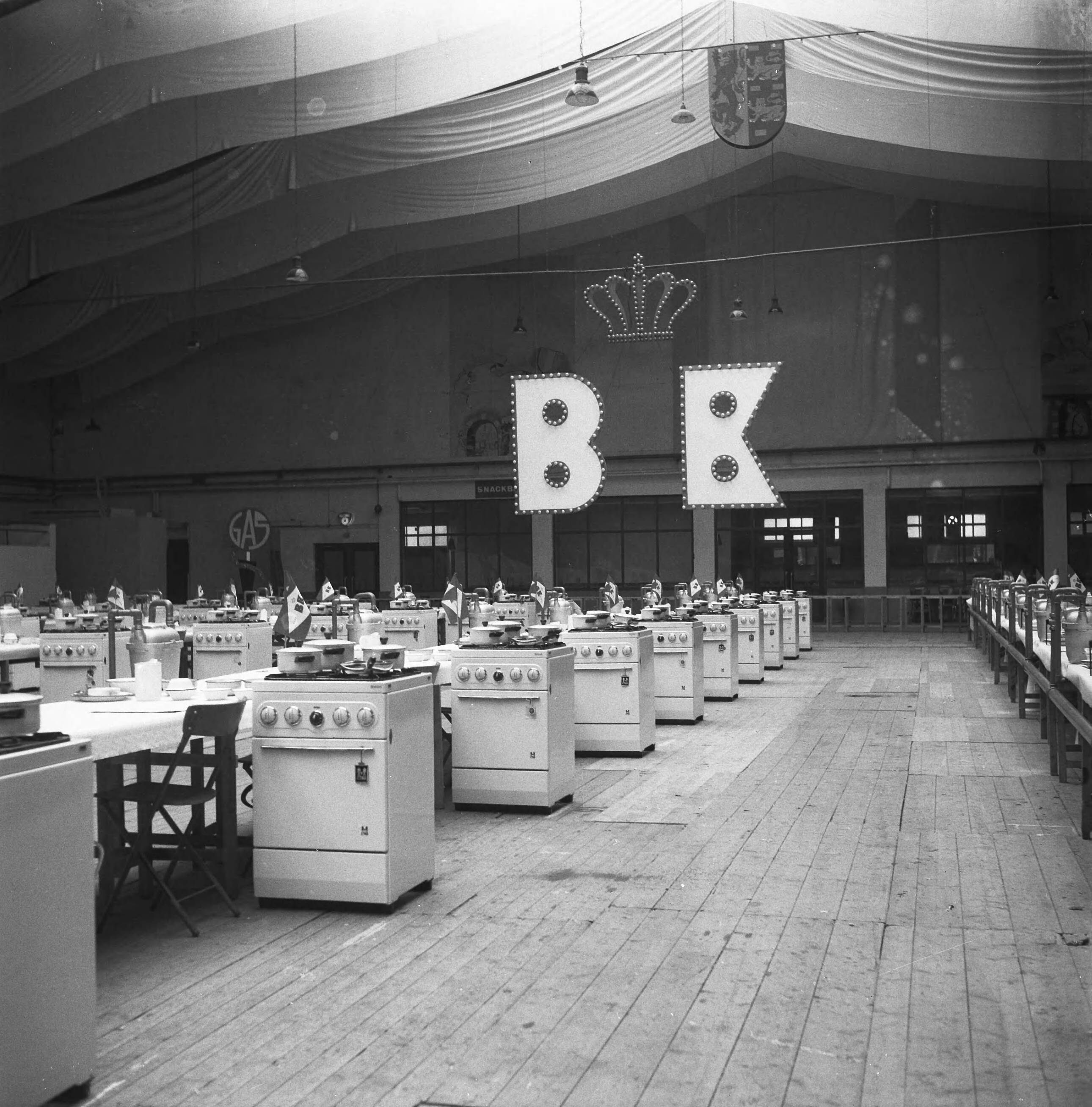 Fotocollectie Anefo — Kookwedstrijden Den Haag (opdracht B. K. te Kampen) — Foto: Bilsen, Joop van / Anefo. Licentie: Set B: Rechtenvrij / Publiek Domein. Bron: Nationaal Archief. http://hdl.handle.net/10648/a9d296ee-d0b4-102d-bcf8-003048976d84