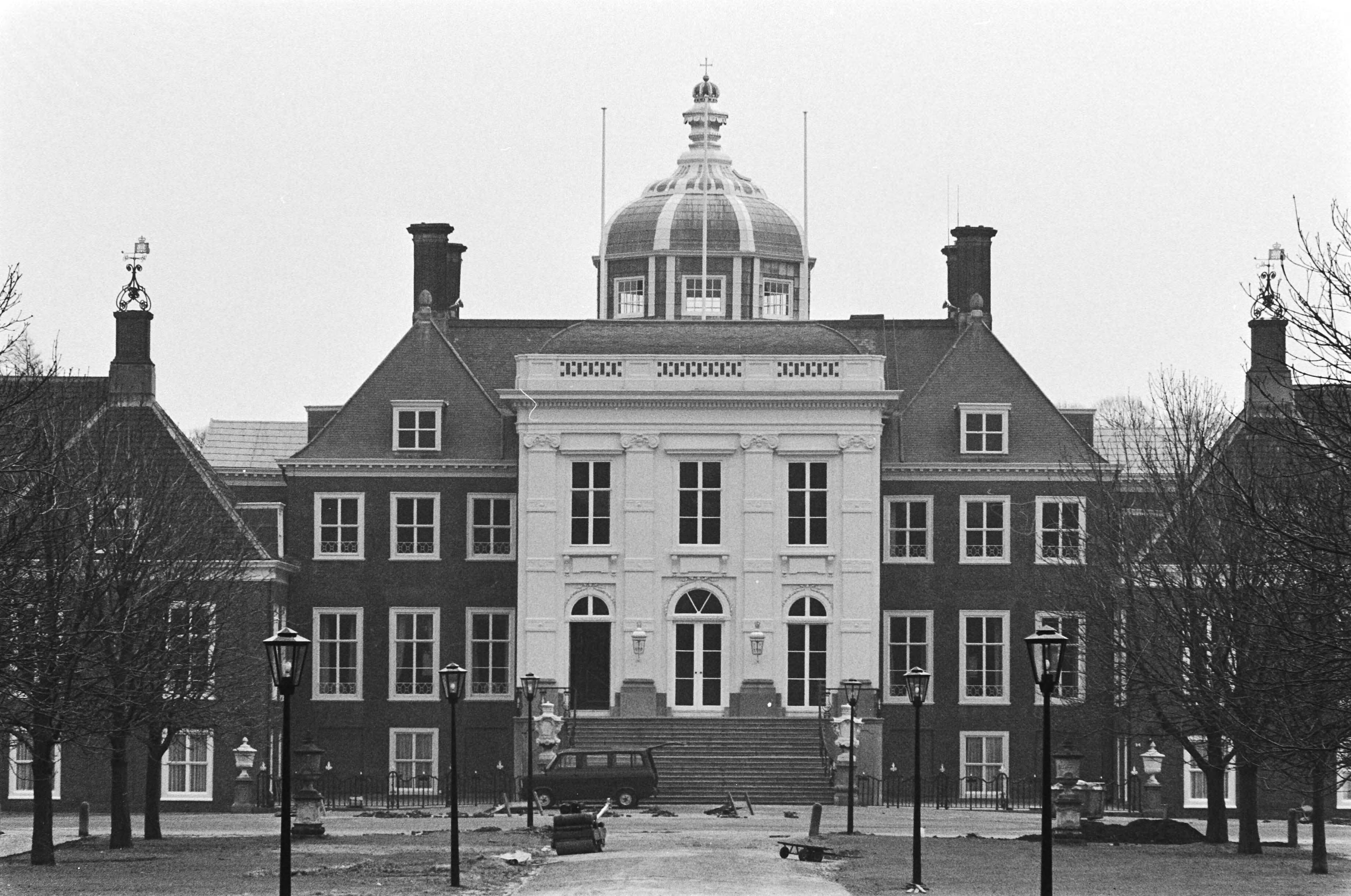 Fotocollectie Anefo — Paleis Huis ten Bosch ( Den Haag ) zal na lange verbouwing in augustus door Beatrix en gezin bewoond worden — Foto: Dijk, Hans van / Anefo. Licentie: Set B: Rechtenvrij / Publiek Domein. Bron: Nationaal Archief. http://hdl.handle.net/10648/acf4fd1c-d0b4-102d-bcf8-003048976d84