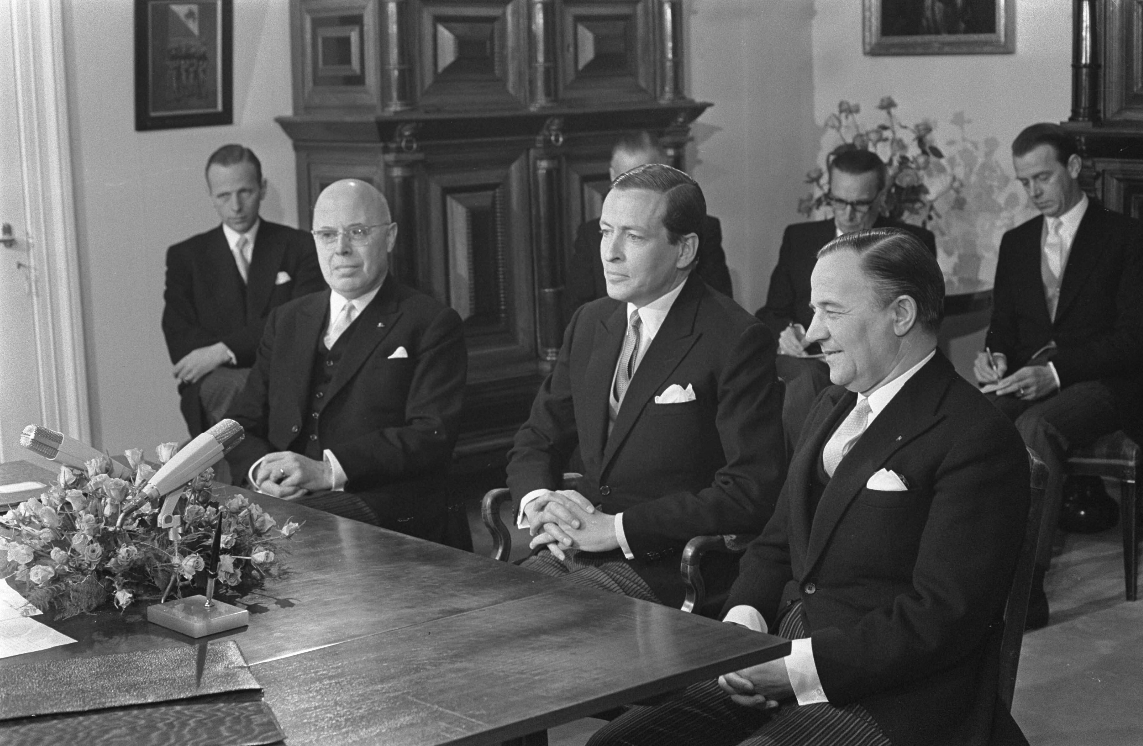 Fotocollectie Anefo — Geboorte-aangifte prins Alexander op stadhuis te Utrecht, dr. Beel, prins Claus, Premier De Jong en burgemeester De Ranitz — Foto: Kroon, Ron / Anefo. Licentie: Set B: Rechtenvrij / Publiek Domein. Bron: Nationaal Archief. http://hdl.handle.net/10648/ab17ed60-d0b4-102d-bcf8-003048976d84