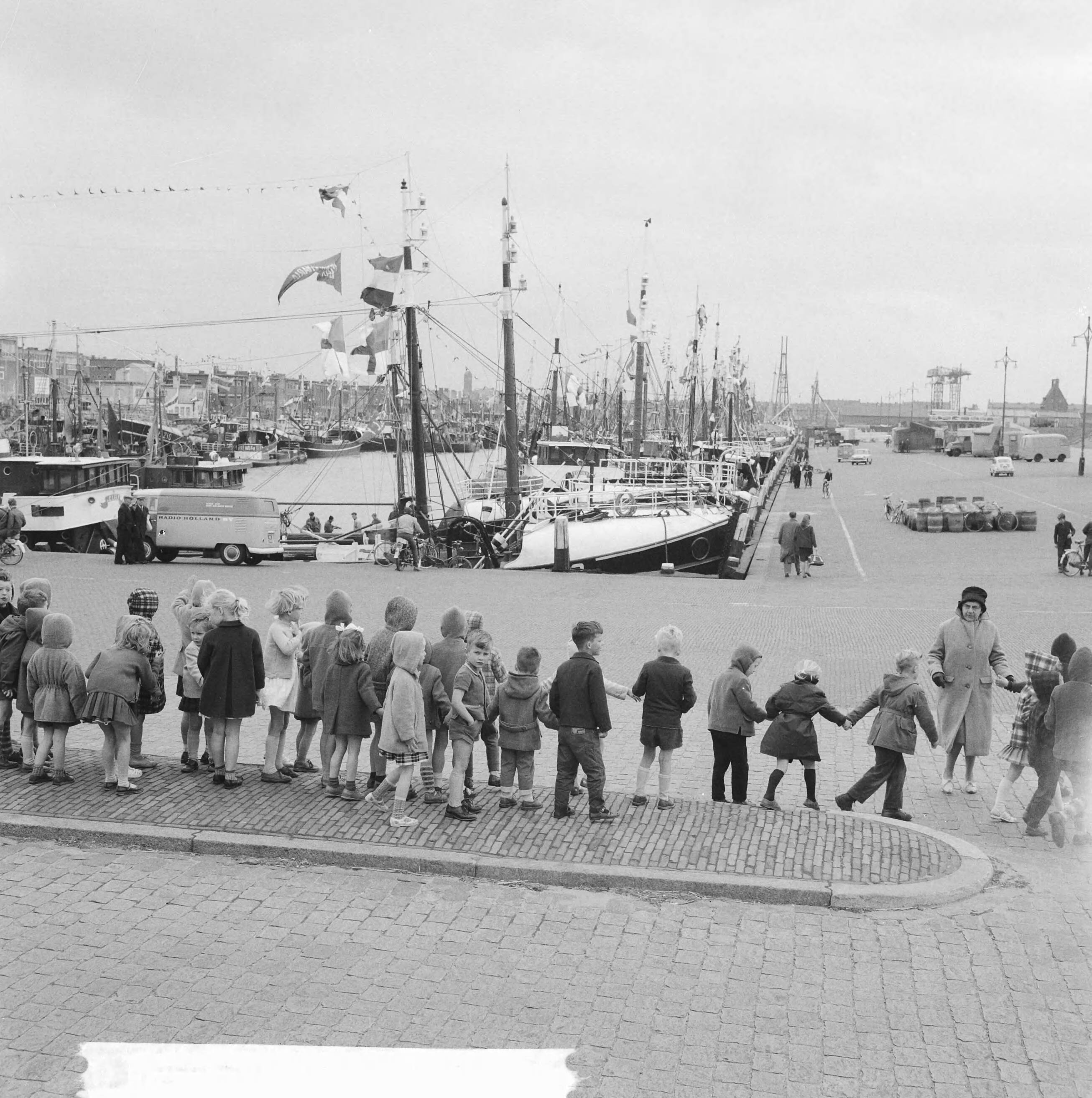 Fotocollectie Anefo — Vlaggetjesdag in Scheveningen — Foto: Koch, Eric / Anefo. Licentie: Set B: Rechtenvrij / Publiek Domein. Bron: Nationaal Archief. http://hdl.handle.net/10648/aa09240c-d0b4-102d-bcf8-003048976d84