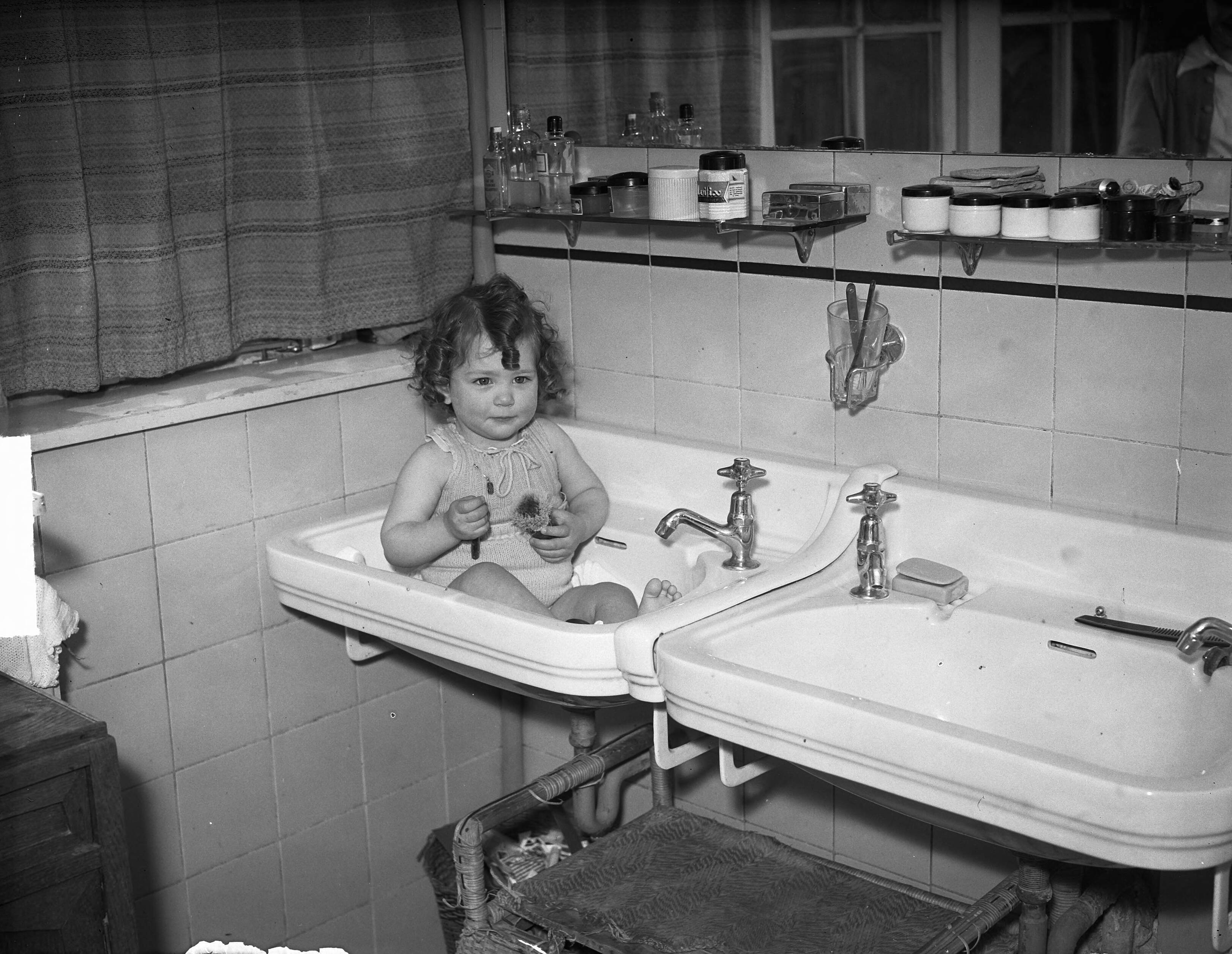 Fotocollectie Anefo — Kindje Familie Wernes-Smeders te Zeist — Foto: Merk, Ben / Anefo. Licentie: Set B: Rechtenvrij / Publiek Domein. Bron: Nationaal Archief. http://hdl.handle.net/10648/a8c473d0-d0b4-102d-bcf8-003048976d84