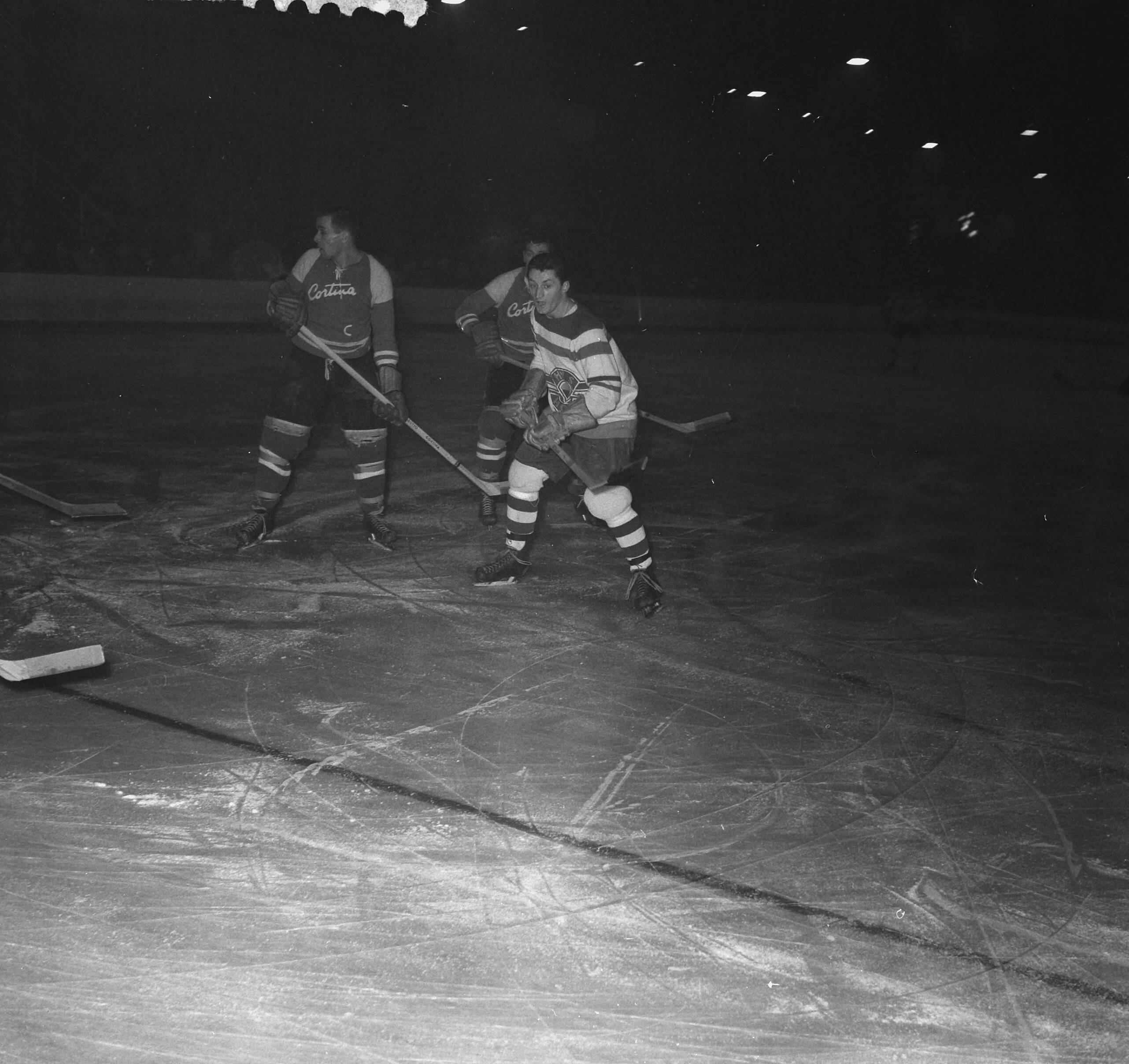 Fotocollectie Anefo — IJshockeywedstrijd HOKIJ tegen Cortina d'Ampezzo te Den Haag (1-5) — Foto: Behrens, Herbert F. / Anefo. Licentie: Set B: Rechtenvrij / Publiek Domein. Bron: Nationaal Archief. http://hdl.handle.net/10648/a9bf1452-d0b4-102d-bcf8-003048976d84