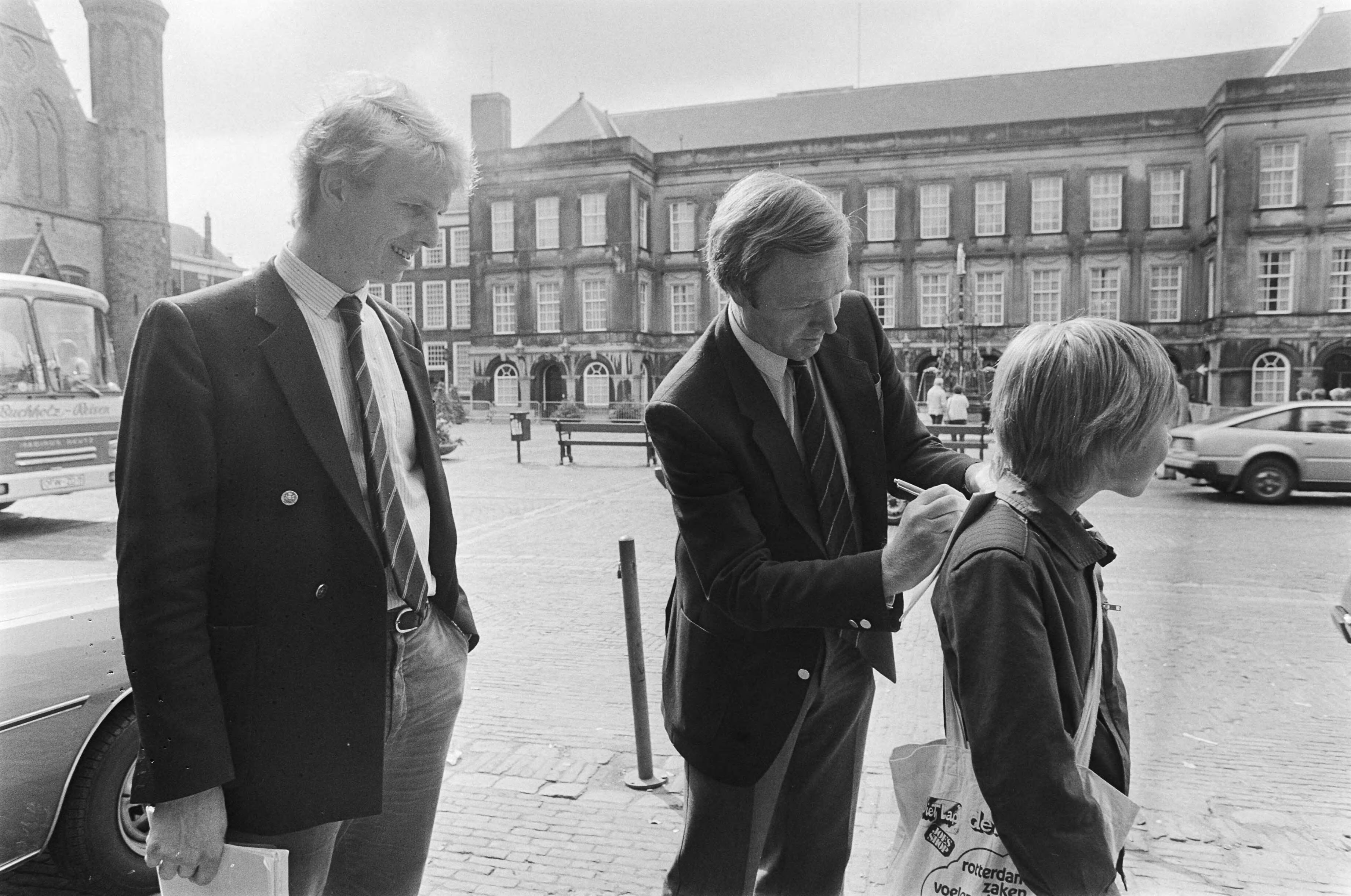 Fotocollectie Anefo — Kabinetsformatie 1981 in Den Haag ; Terlouw geeft jonget een handtekening voor het overleg — Foto: Dijk, Hans van / Anefo. Licentie: Set B: Rechtenvrij / Publiek Domein. Bron: Nationaal Archief. http://hdl.handle.net/10648/acfe678a-d0b4-102d-bcf8-003048976d84