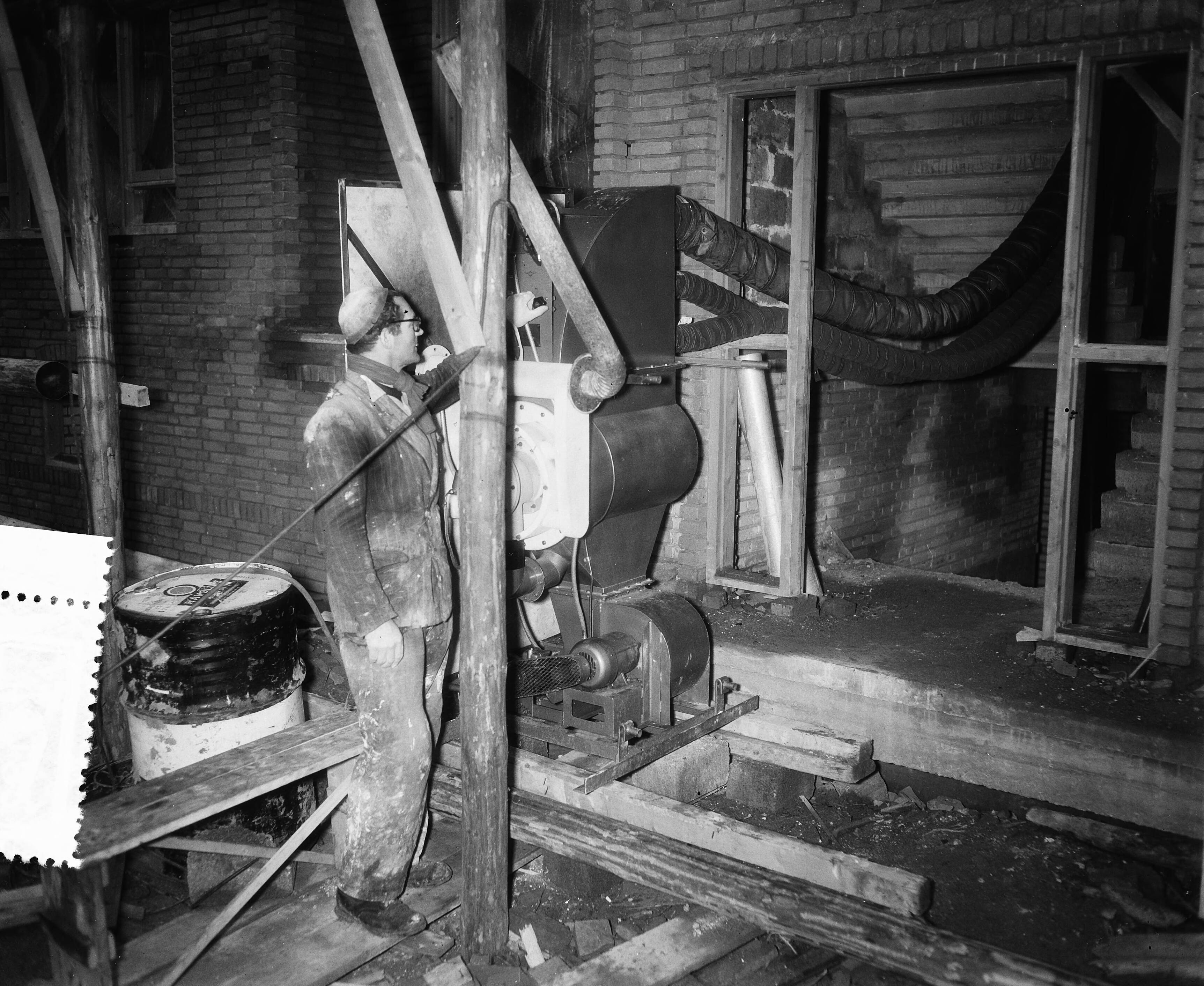 Fotocollectie Anefo — Hete luchtkachels verwarmen bouwwerk Rijswijk, bij vriezend weer — Foto: Rossem, Wim van / Anefo. Licentie: Set B: Rechtenvrij / Publiek Domein. Bron: Nationaal Archief. http://hdl.handle.net/10648/a940f2ac-d0b4-102d-bcf8-003048976d84