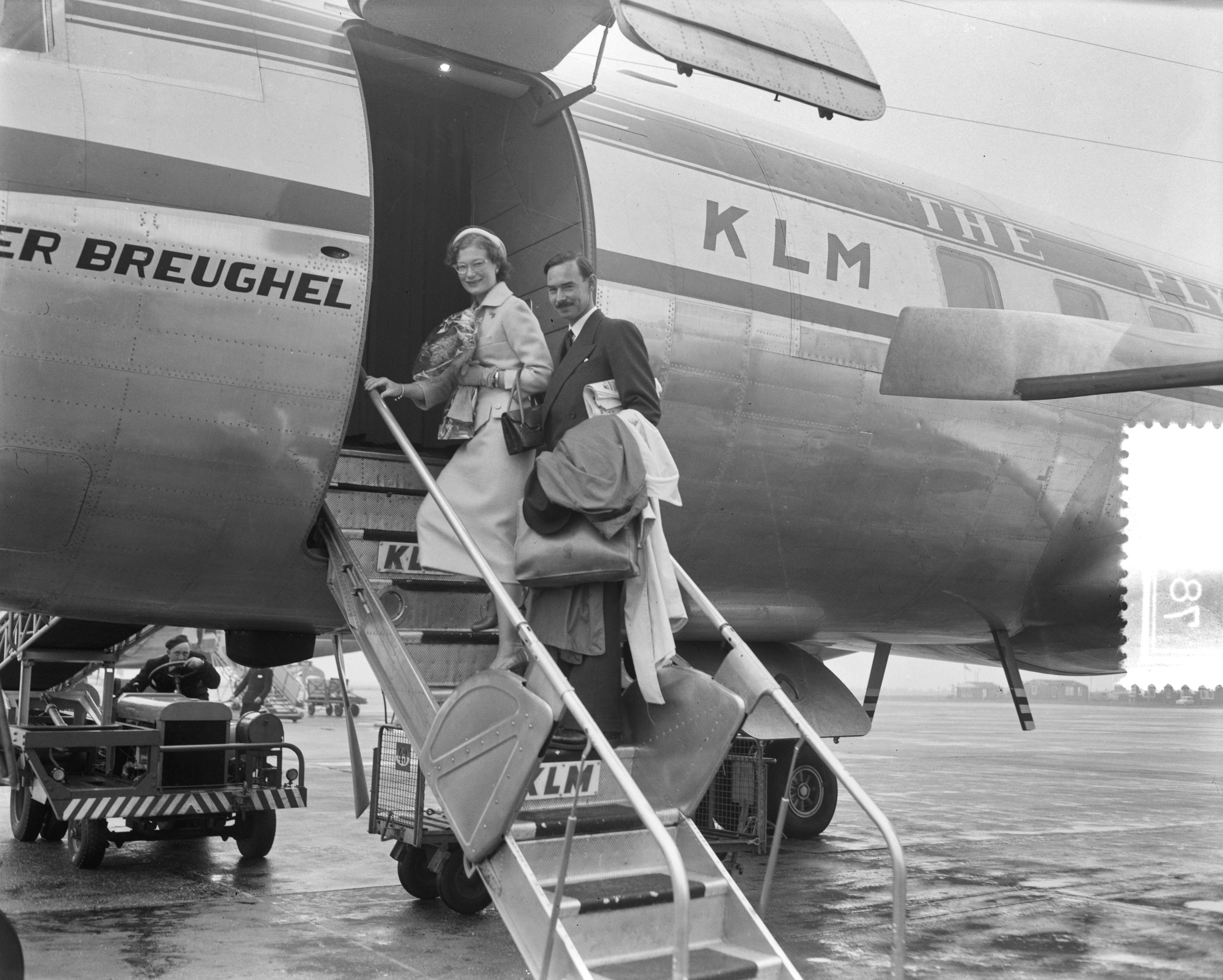Fotocollectie Anefo — Kroonprins Jean en prinses Josephine-Charlotte van Luxemburg op doorreis op Schiphol — Foto: Pot, Harry / Anefo. Licentie: Set B: Rechtenvrij / Publiek Domein. Bron: Nationaal Archief. http://hdl.handle.net/10648/a9498df4-d0b4-102d-bcf8-003048976d84