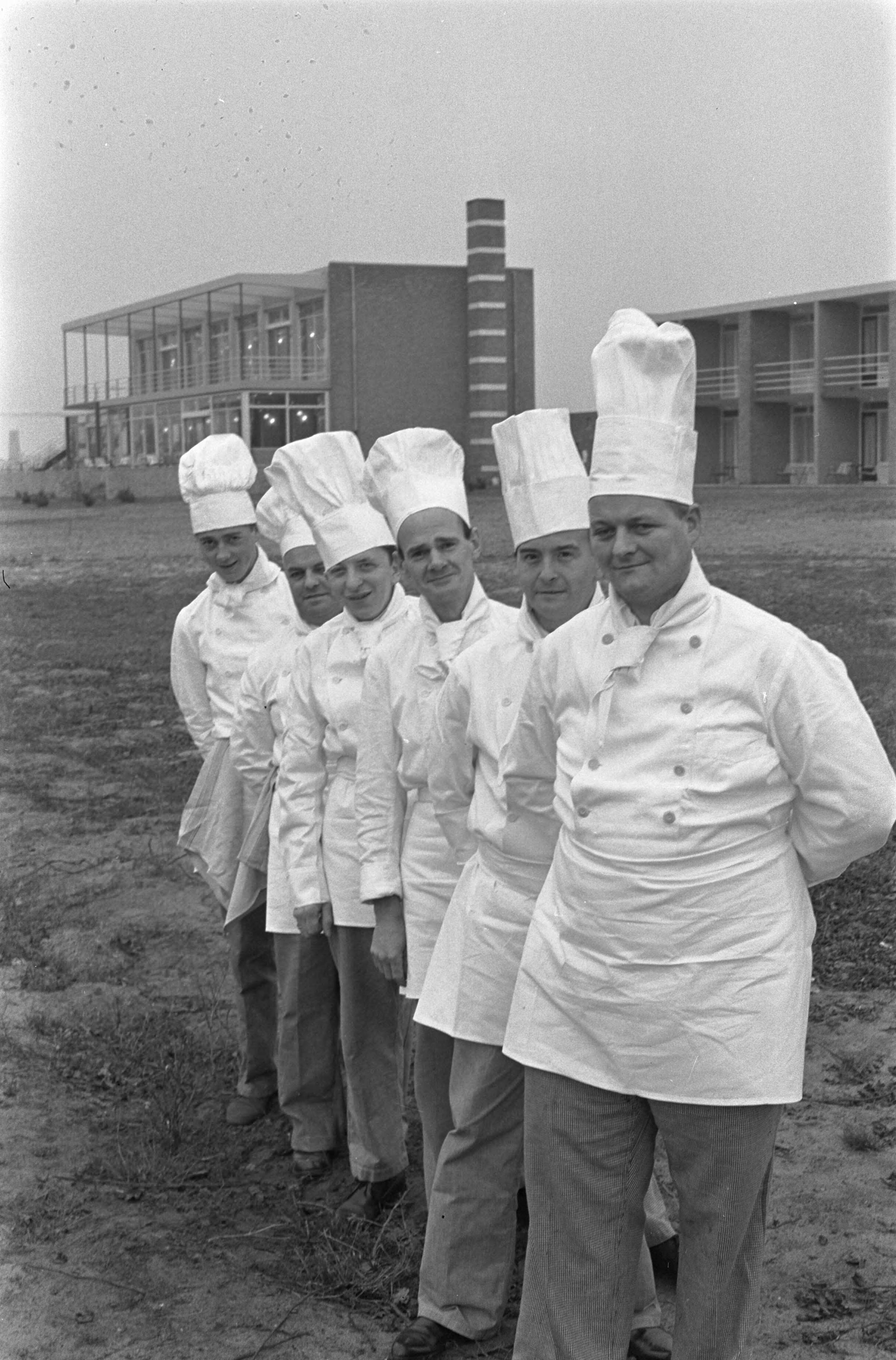Fotocollectie Anefo — Koks voor het nieuwe motel in Breda — Foto: Pot, Harry / Anefo. Licentie: Set B: Rechtenvrij / Publiek Domein. Bron: Nationaal Archief. http://hdl.handle.net/10648/a9a39812-d0b4-102d-bcf8-003048976d84