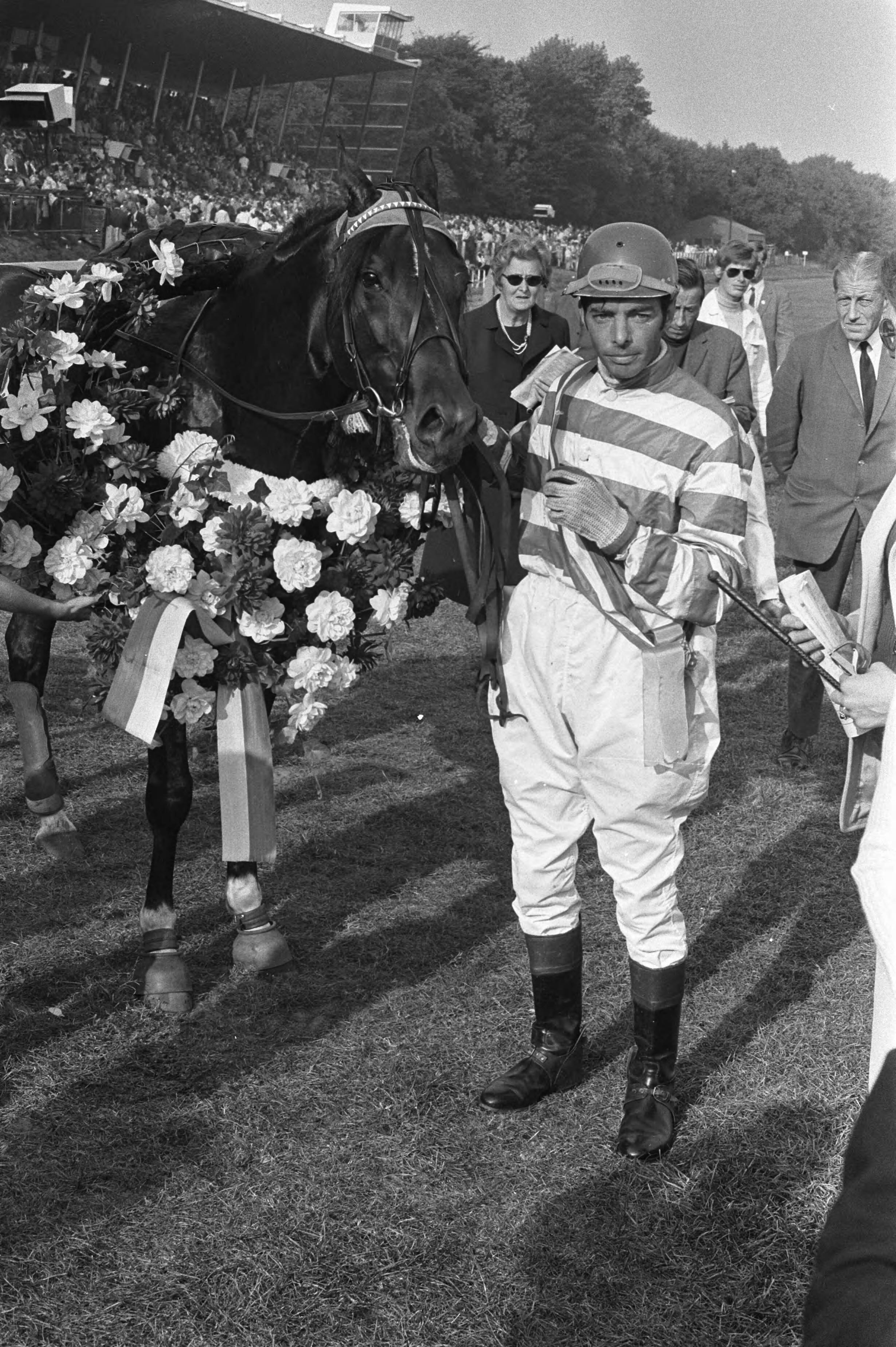 Fotocollectie Anefo — Kampioenschap dravers van Nederland op Duindigt, Henri Buitenzorg met krans, (rechts) Jan Wagenaar jr. — Foto: Verhoeff, Bert / Anefo. Licentie: Set B: Rechtenvrij / Publiek Domein. Bron: Nationaal Archief. http://hdl.handle.net/10648/abcf5aae-d0b4-102d-bcf8-003048976d84