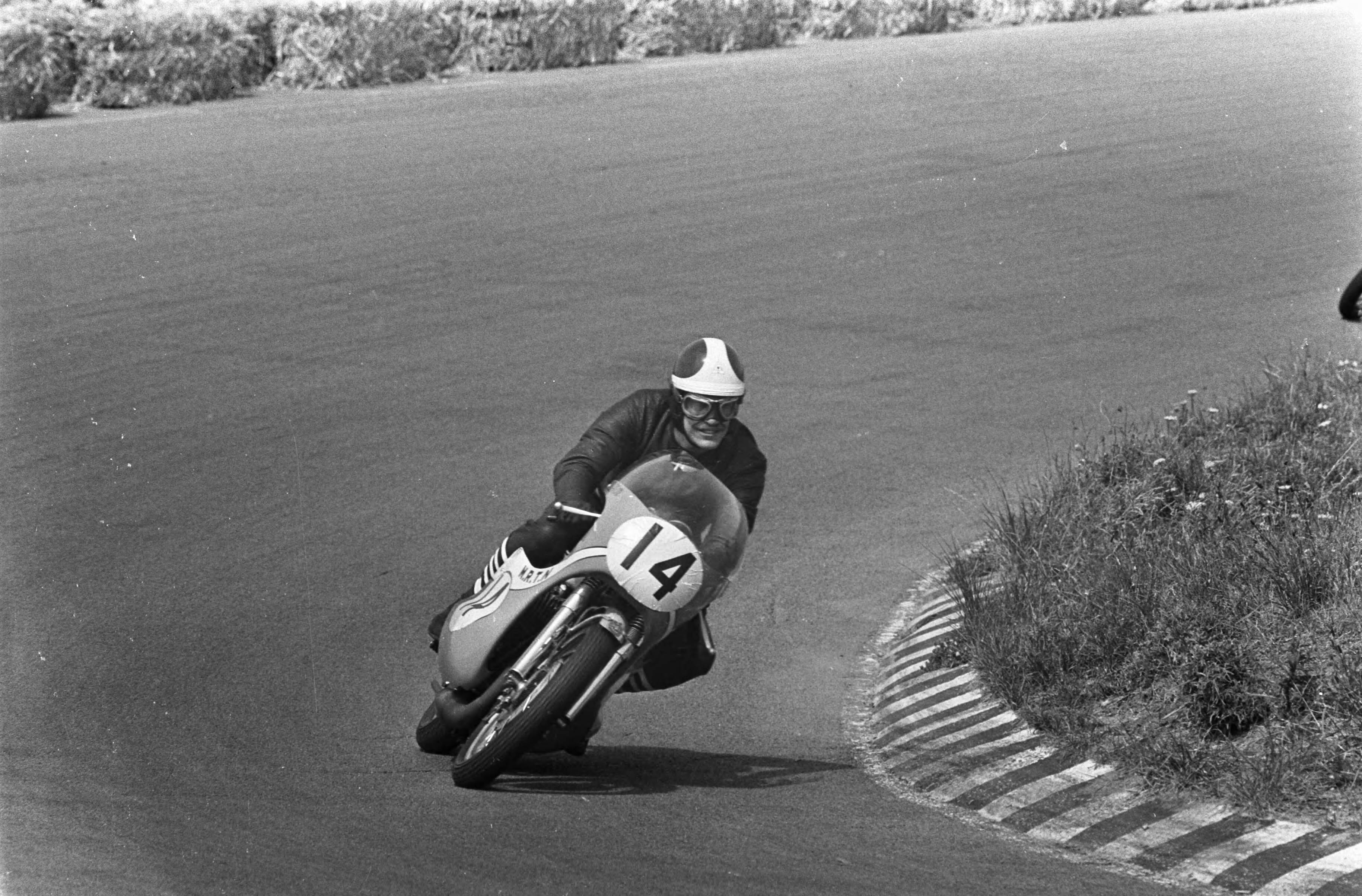 Fotocollectie Anefo — Motorraces Zandvoort. Paul Lodewijkx kwam te vallen in 250cc klasse — Foto: Koch, Eric / Anefo. Licentie: Set B: Rechtenvrij / Publiek Domein. Bron: Nationaal Archief. http://hdl.handle.net/10648/ab477ef4-d0b4-102d-bcf8-003048976d84