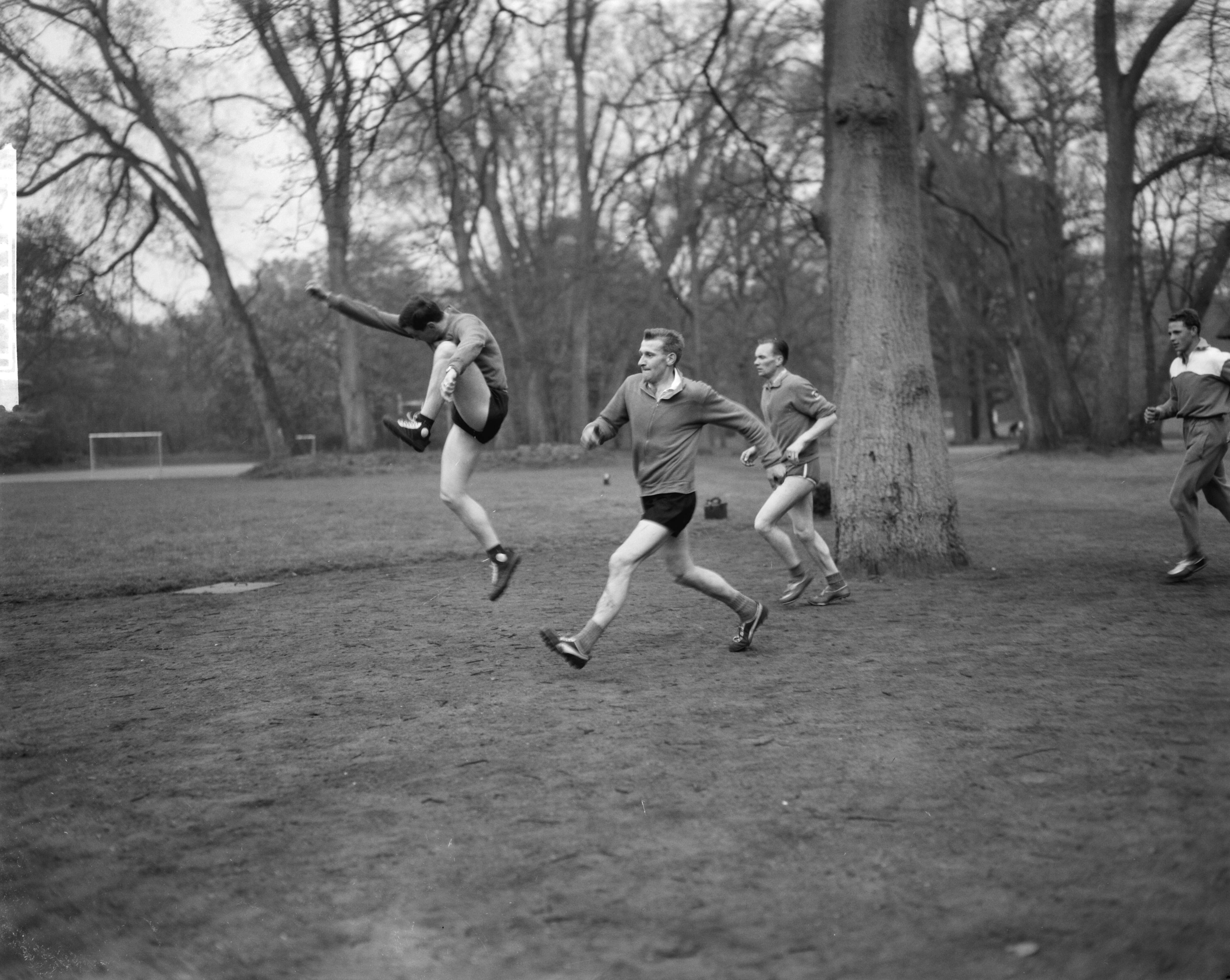 Fotocollectie Anefo — Conditietraining Nederlandse schaatskernploeg op het CIOS te Overveen — Foto: Bilsen, Joop van / Anefo. Licentie: Set B: Rechtenvrij / Publiek Domein. Bron: Nationaal Archief. http://hdl.handle.net/10648/aa07f80c-d0b4-102d-bcf8-003048976d84