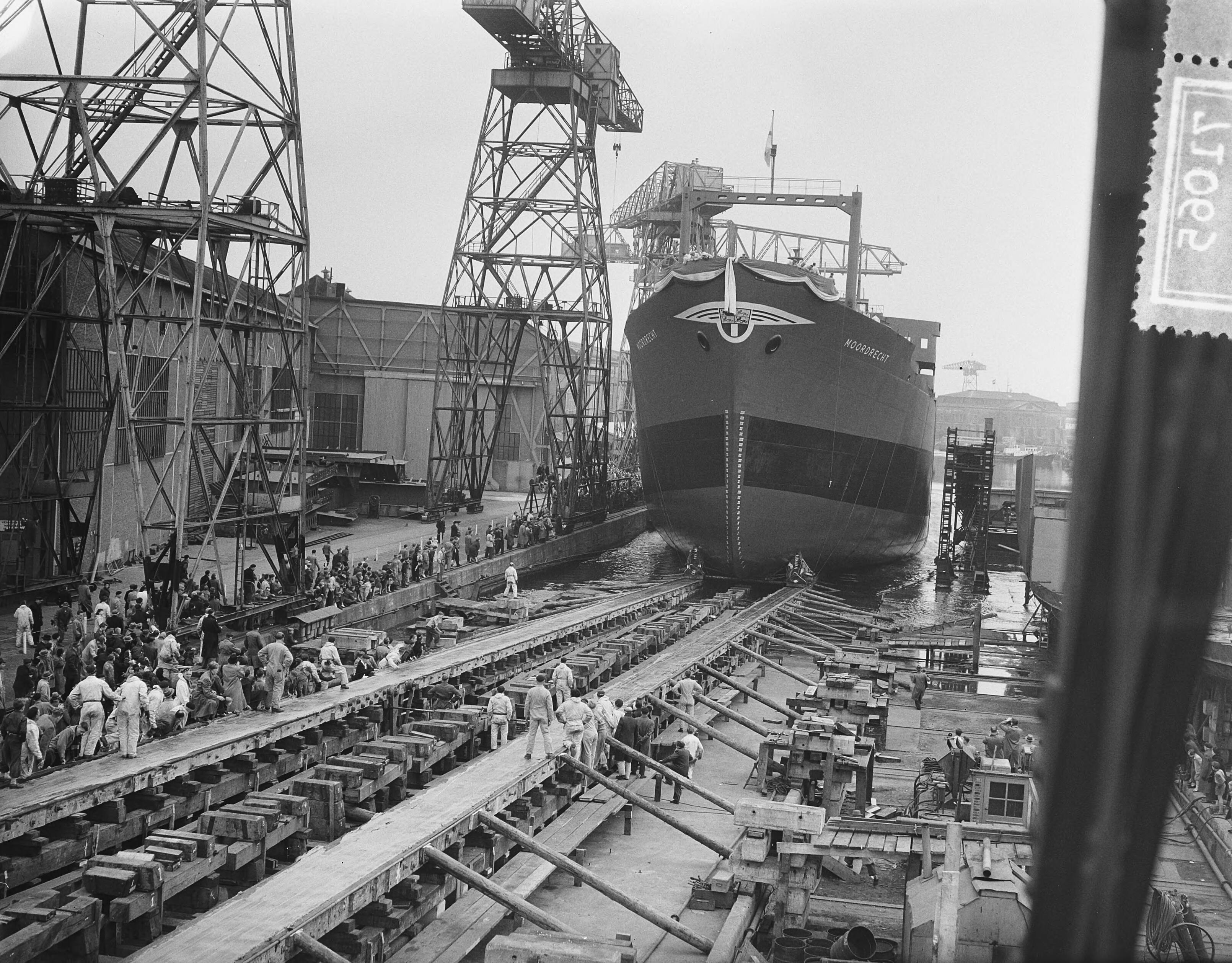 Fotocollectie Anefo — Tewaterlating van de tanker "Moordrecht" bij de N.V. Kon. Mij. "De Schelde" te Vlissingen — Foto: Bilsen, Joop van / Anefo. Licentie: Set B: Rechtenvrij / Publiek Domein. Bron: Nationaal Archief. http://hdl.handle.net/10648/a93466fe-d0b4-102d-bcf8-003048976d84