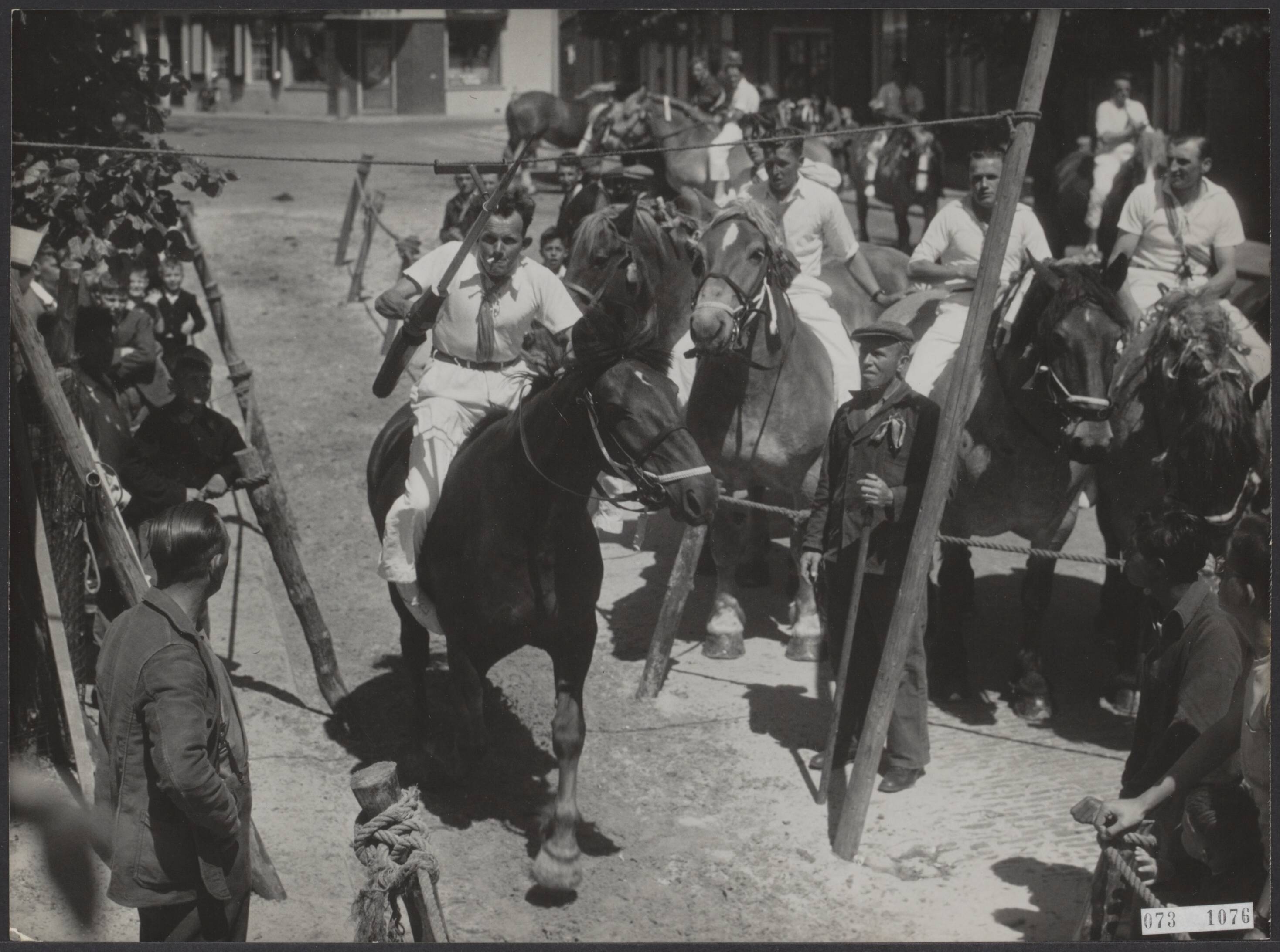 Fotocollectie Elsevier Binnenland — Ringsteken op Pinksterdie in Kouderkerke bij Middelburg, waar jaarlijks de traditionele selectiewedstrijden gehouden worden door ongehuwde jongemannen in witte pakken — Foto: Fotograaf Onbekend / Anefo. Licentie: Set B: Rechtenvrij / Publiek Domein. Bron: Nationaal Archief. http://hdl.handle.net/10648/ae169f70-d0b4-102d-bcf8-003048976d84