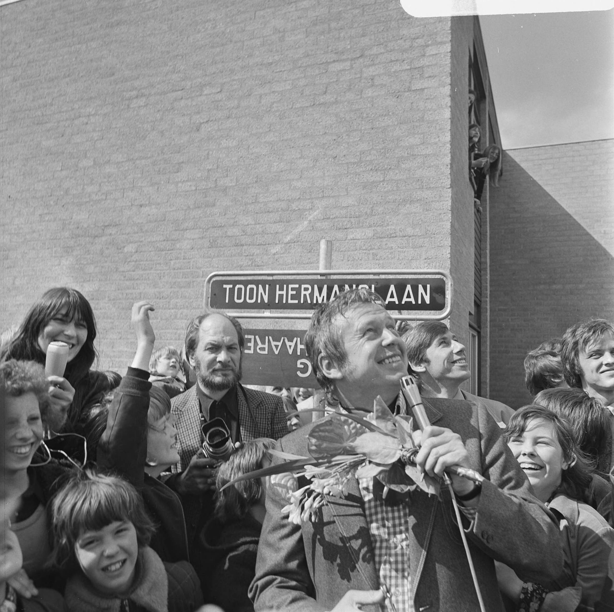 Fotocollectie Anefo — Toon Hermansdag in Haaren — Foto: Mieremet, Rob / Anefo. Licentie: Set B: Rechtenvrij / Publiek Domein. Bron: Nationaal Archief. http://hdl.handle.net/10648/ac2c0c36-d0b4-102d-bcf8-003048976d84