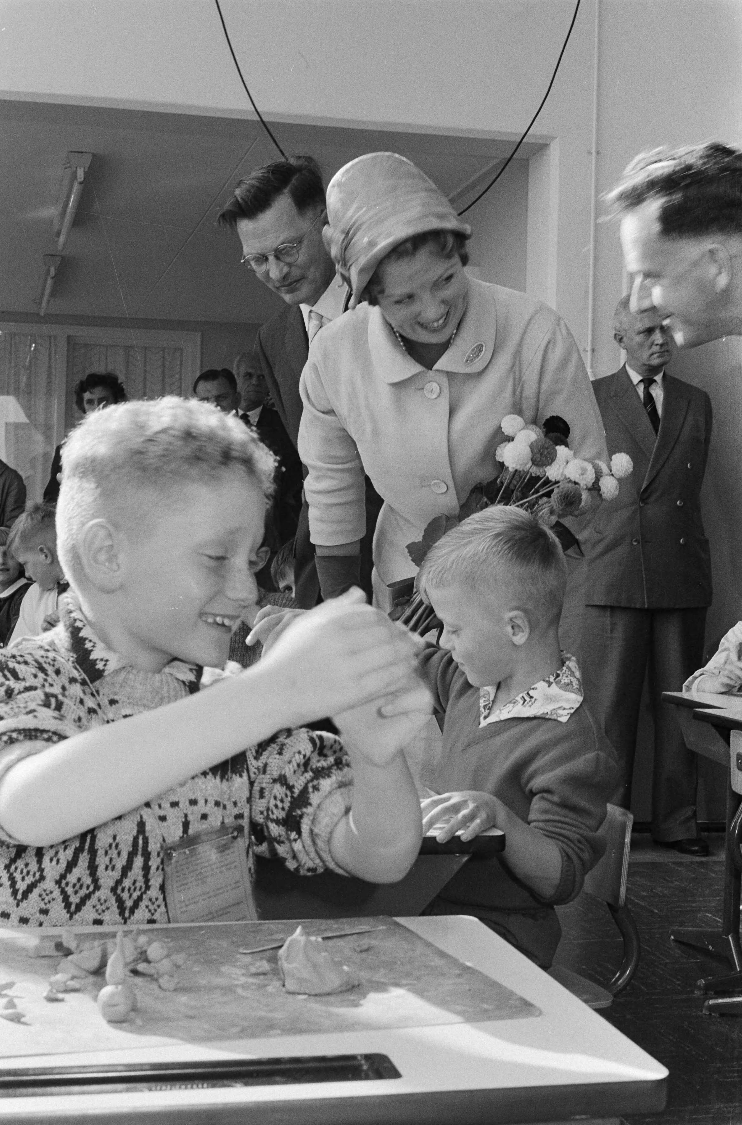 Fotocollectie Anefo — Prinses Beatrix opent Buitenschool in Leeuwarden. Rondgang door de klassen. Achter haar E.M. Hijmersma, voorzitter van de Buitenschool — Foto: Pot, Harry / Anefo. Licentie: Set B: Rechtenvrij / Publiek Domein. Bron: Nationaal Archief. http://hdl.handle.net/10648/a9e268ee-d0b4-102d-bcf8-003048976d84