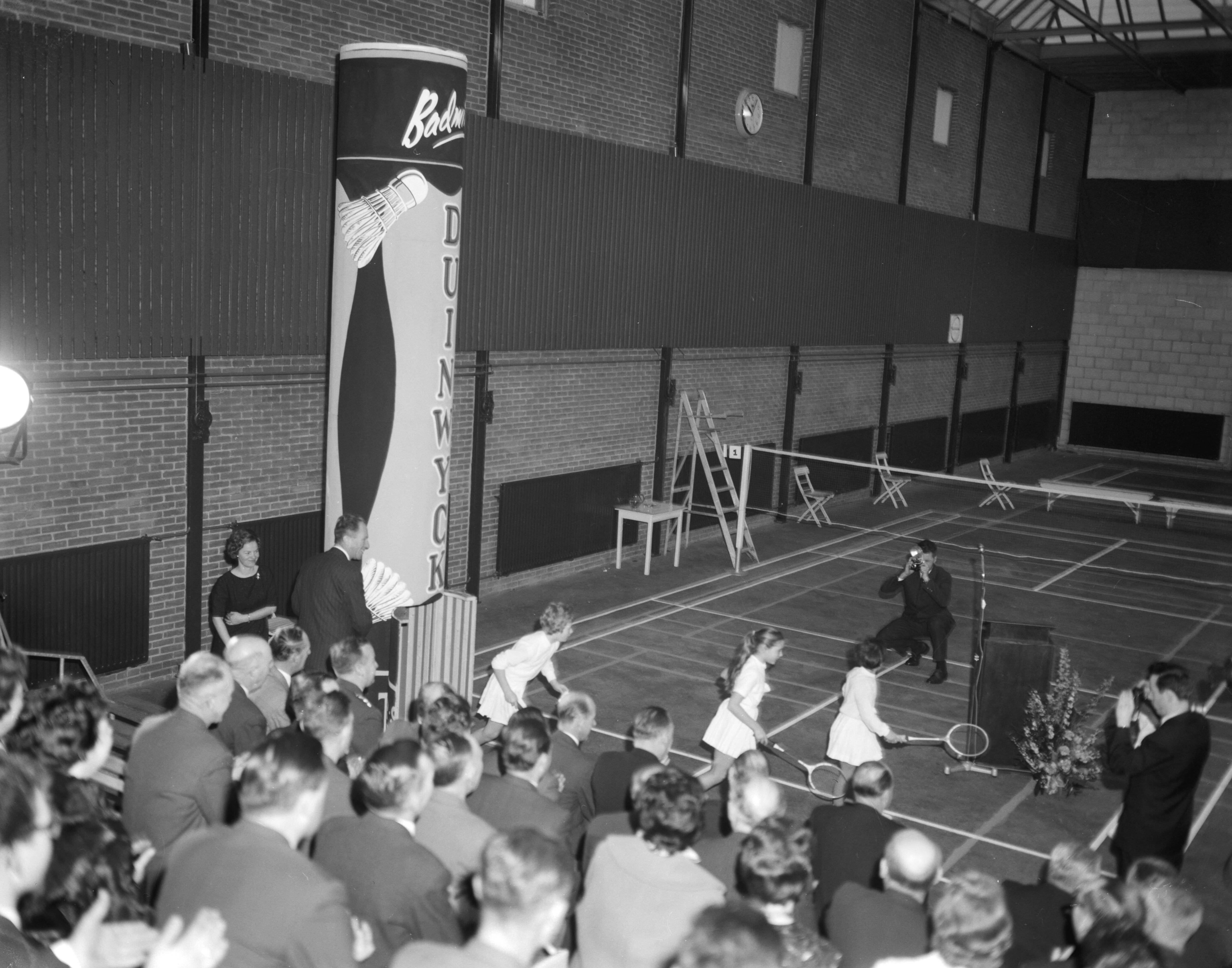 Fotocollectie Anefo — Opening "Duinwijck" badmintonhal aan de Klevenlaan te Haarlem. Openingsplechtigheid — Foto: Bilsen, Joop van / Anefo. Licentie: Set B: Rechtenvrij / Publiek Domein. Bron: Nationaal Archief. http://hdl.handle.net/10648/a9f8a8b6-d0b4-102d-bcf8-003048976d84