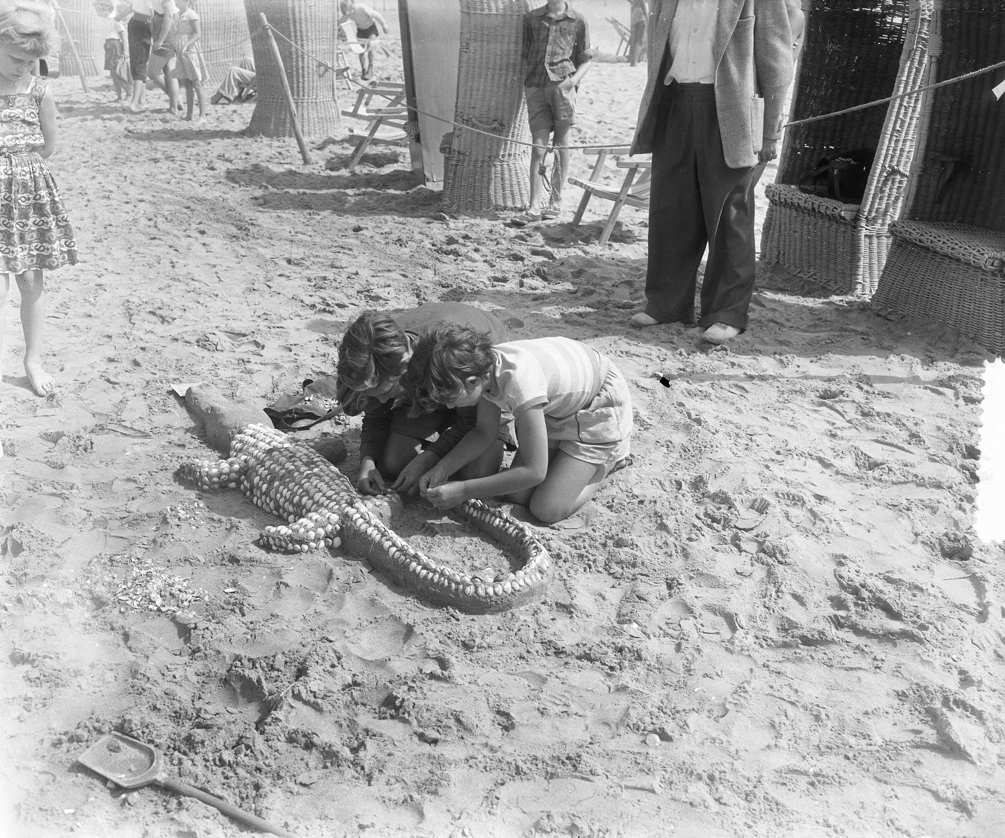 Fotocollectie Anefo — Zandbouwwedstrijd te Zandvoort — Foto: Pot, Harry / Anefo. Licentie: Set B: Rechtenvrij / Publiek Domein. Bron: Nationaal Archief. http://hdl.handle.net/10648/a911112c-d0b4-102d-bcf8-003048976d84