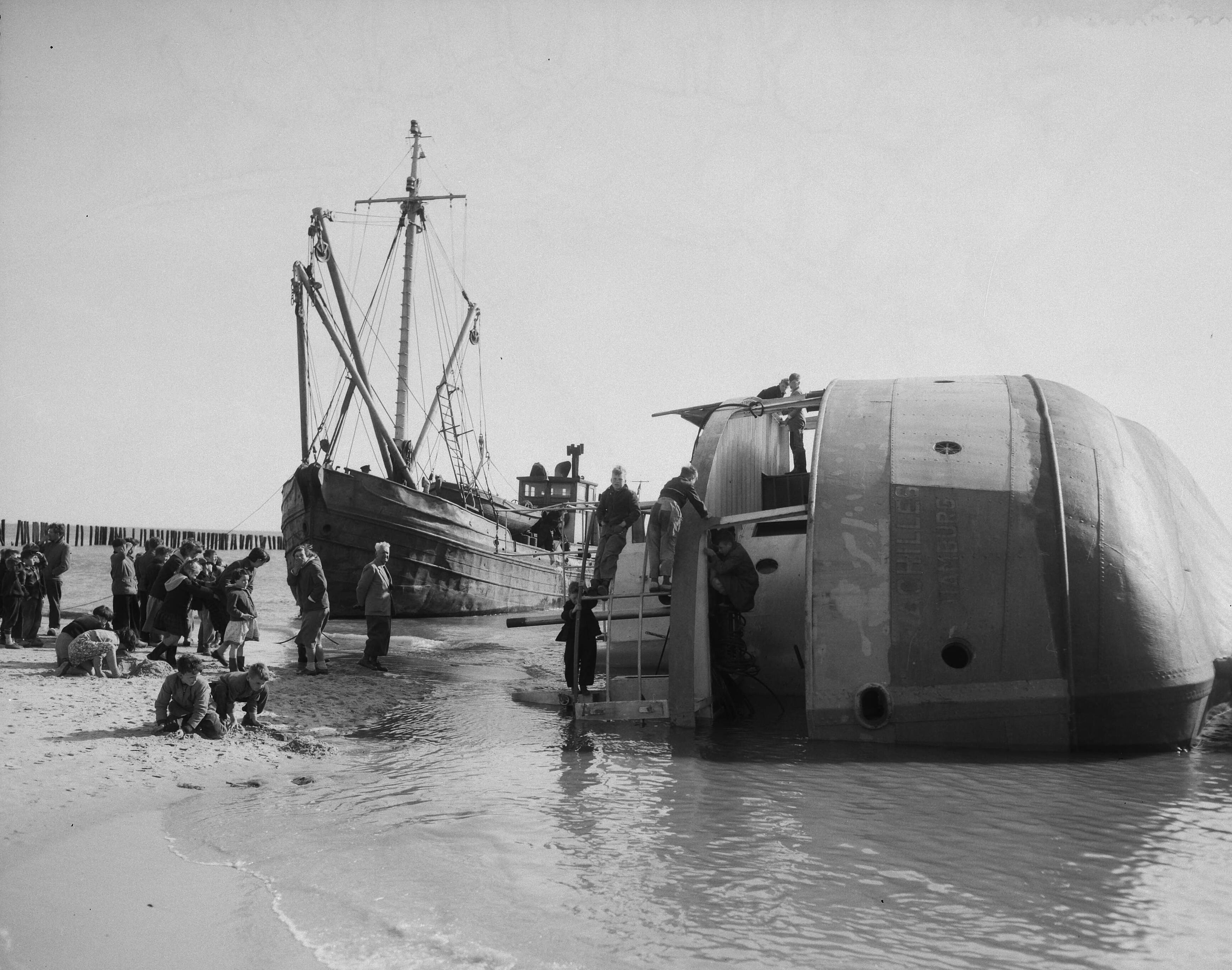 Fotocollectie Anefo — Berging "Achilles" gestrand in de nacht van 15 op 16 maart bij Westkapelle — Foto: Bilsen, Joop van / Anefo. Licentie: Set B: Rechtenvrij / Publiek Domein. Bron: Nationaal Archief. http://hdl.handle.net/10648/a95c77a2-d0b4-102d-bcf8-003048976d84