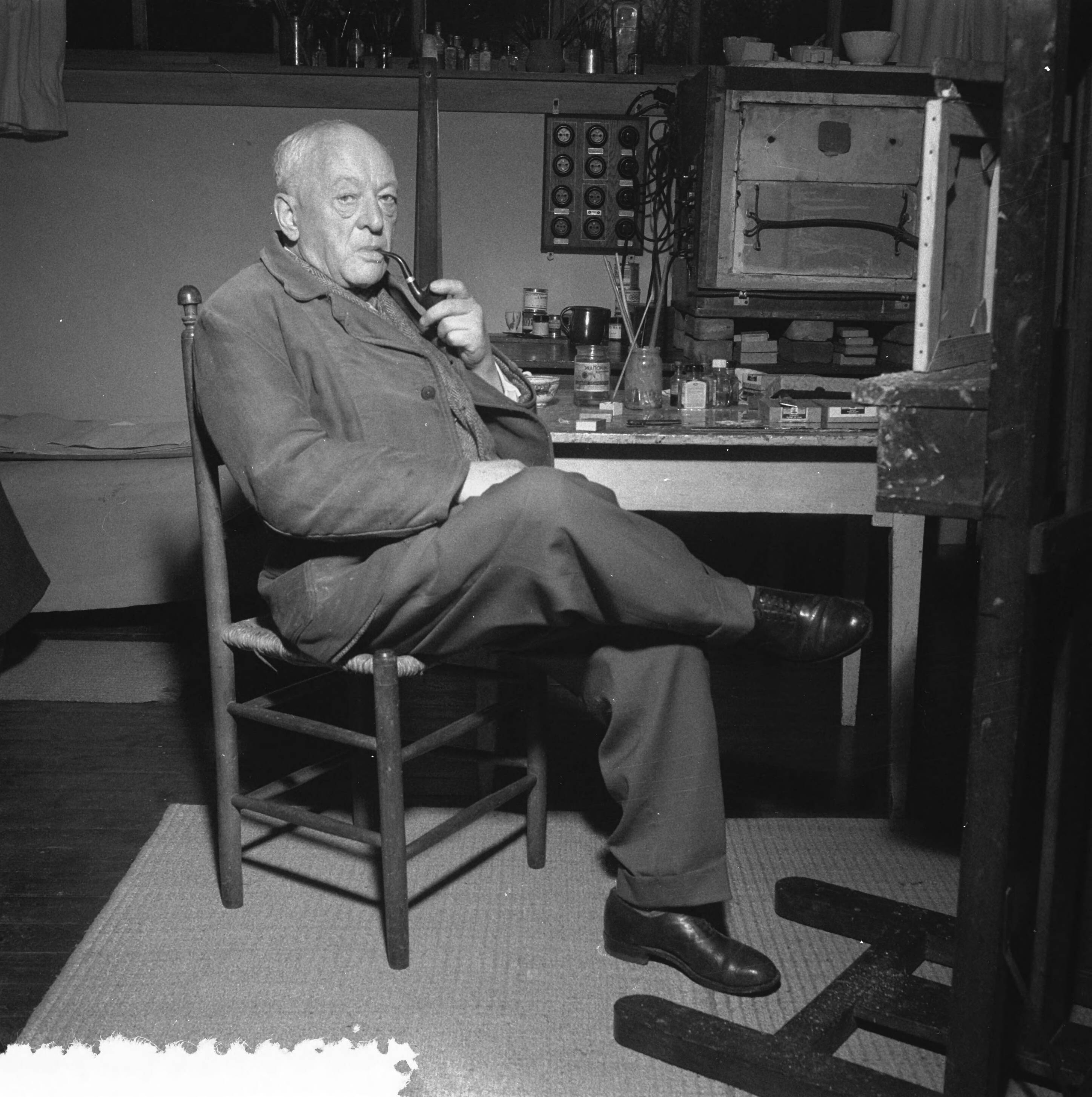 Fotocollectie Anefo — Kunstschilder Bart van der Leck. Onlangs 80 jaar geworden. Een van de oprichters van de Stijlgroep — Foto: Noske, J.D. / Anefo. Licentie: Set B: Rechtenvrij / Publiek Domein. Bron: Nationaal Archief. http://hdl.handle.net/10648/a953a7d0-d0b4-102d-bcf8-003048976d84