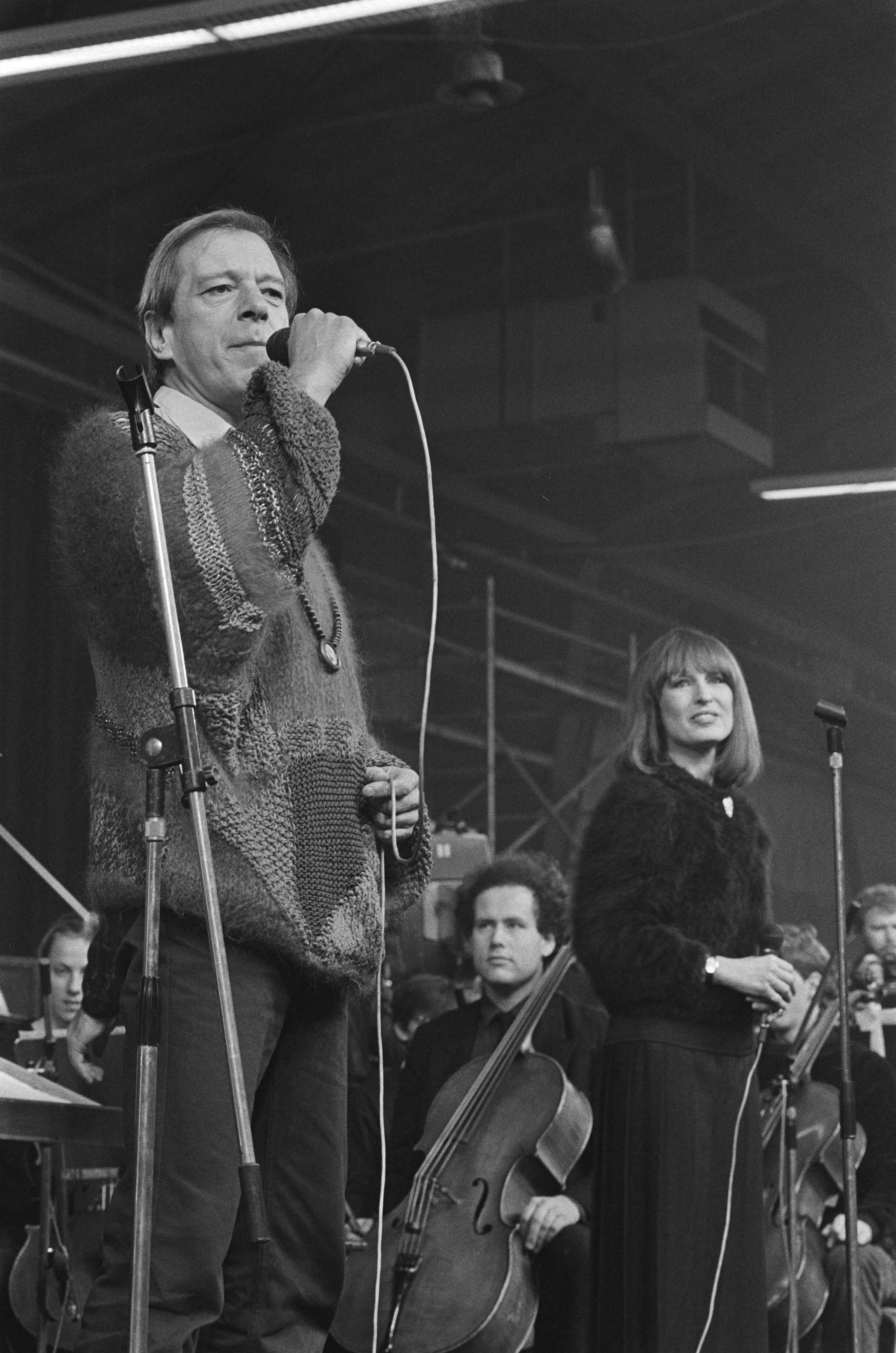 Fotocollectie Anefo — Slotmanifestatie volkspetitionnement in Den Haag; Ramses Shaffy en Liesbeth List treden op — Foto: Croes, Rob C. / Anefo. Licentie: Set B: Rechtenvrij / Publiek Domein. Bron: Nationaal Archief. http://hdl.handle.net/10648/ad4bfc20-d0b4-102d-bcf8-003048976d84