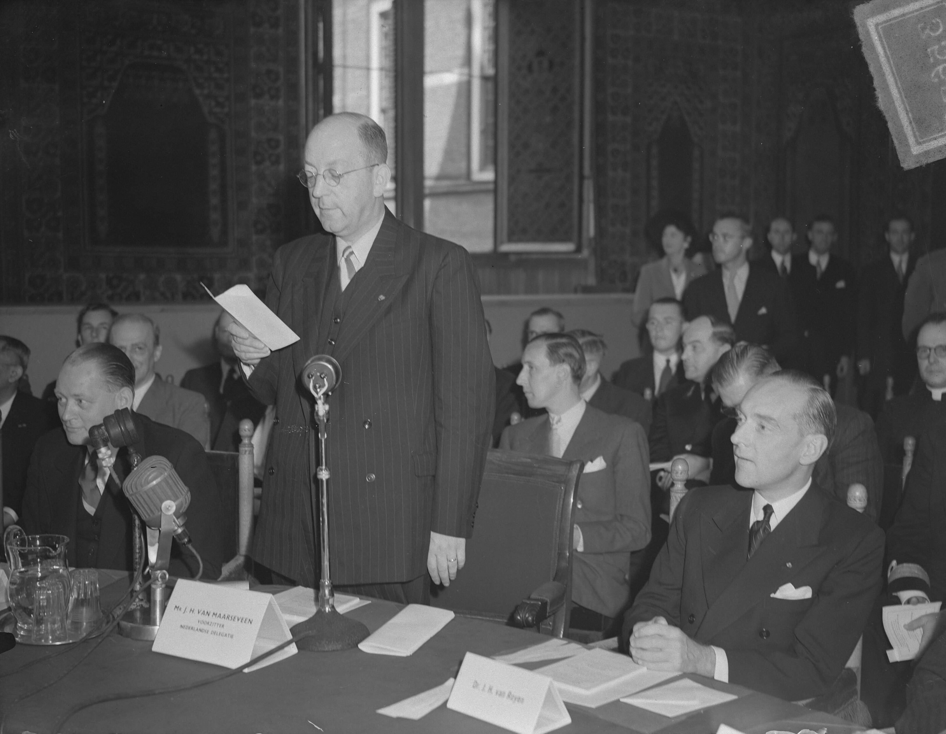 Fotocollectie Anefo — Ronde Tafel Conferentie Indonesië (RTC) in de Ridderzaal te Den Haag. Overzicht — Foto: Oorschot, […] van / Anefo. Licentie: Set B: Rechtenvrij / Publiek Domein. Bron: Nationaal Archief. http://hdl.handle.net/10648/a8ccf8a2-d0b4-102d-bcf8-003048976d84