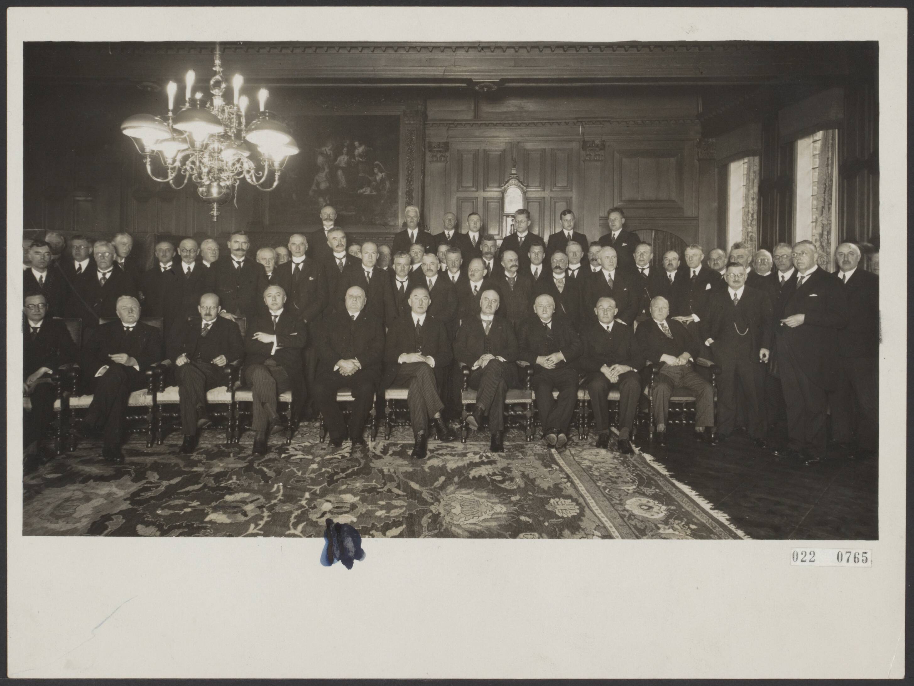 Fotocollectie Elsevier Binnenland — Heden werd aan de nieuwe Commissaris der Koningin van de provincie Groningen aan de burgemeesters van de provincie Groningen voorgesteld. De nieuwe Commissaris, de heer Fockema Andreae (oud-burgemeester van Utrecht) temidden van alle burgemeesters. Naast hem de burgemeester van Groningen, de heer H.P.J. Bloemers — Foto: N.V. Polygoon. Licentie: Set B: Rechtenvrij / Publiek Domein. Bron: Nationaal Archief. http://hdl.handle.net/10648/add31624-d0b4-102d-bcf8-003048976d84