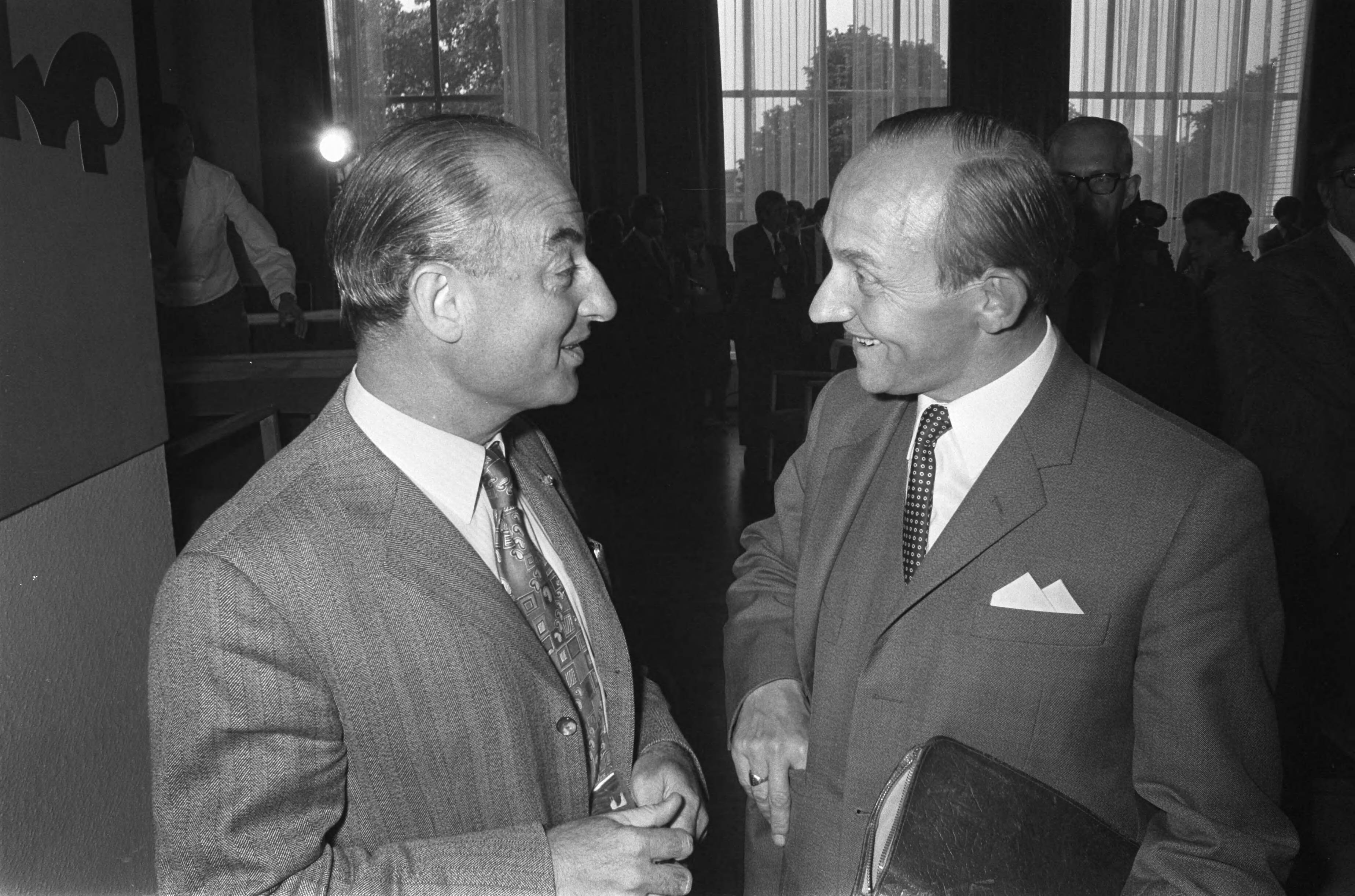 Fotocollectie Anefo — KVP partijraad bijeen, Utrecht, nr. 3, 4 (l) Schmelzer, ( Steenkamp) — Foto: Punt, W. / Anefo. Licentie: Set B: Rechtenvrij / Publiek Domein. Bron: Nationaal Archief. http://hdl.handle.net/10648/abcf3bfa-d0b4-102d-bcf8-003048976d84